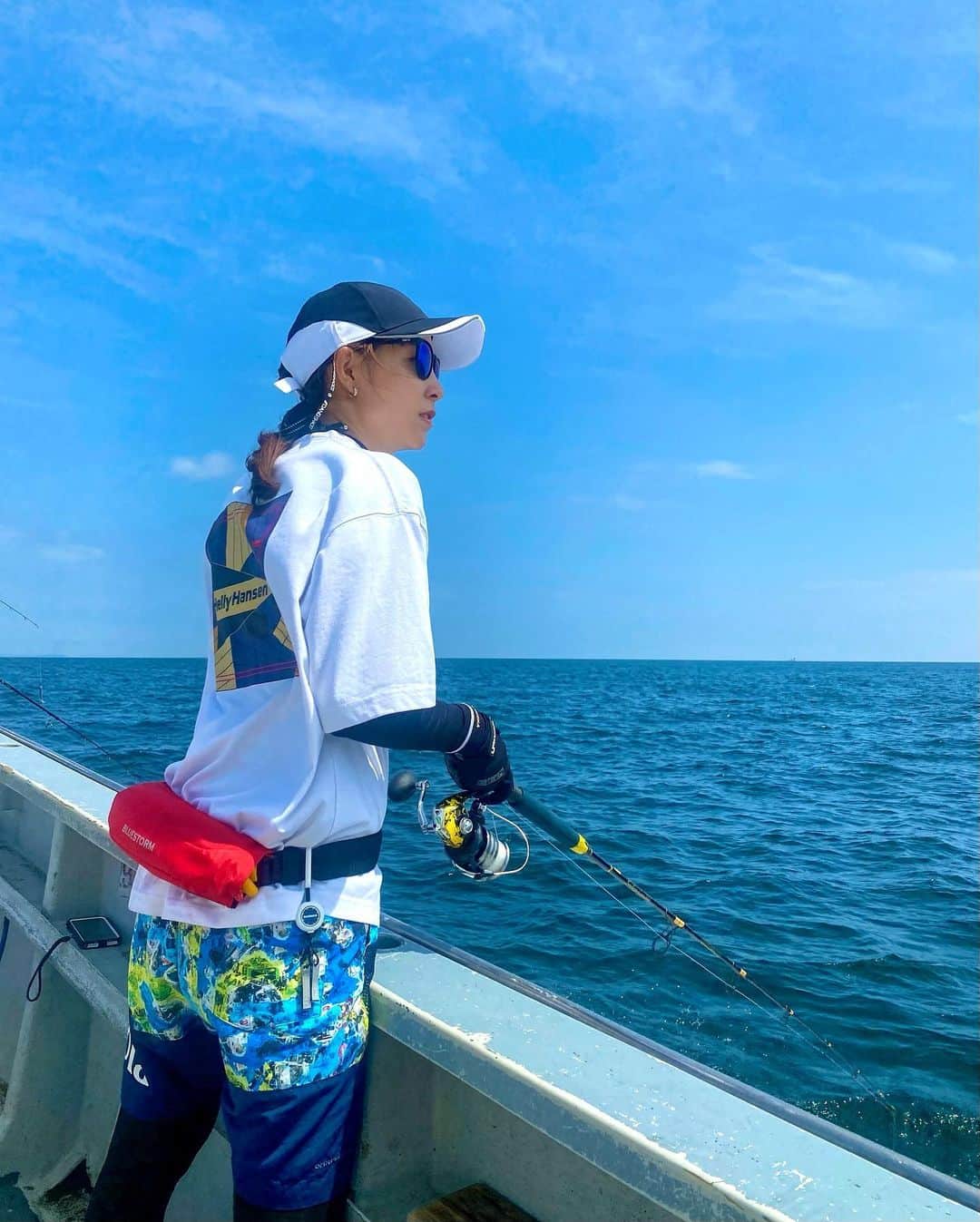 利水翔のインスタグラム：「. 先日シイラ釣りに 行ってきました✨🎣❤️ ⁡ ⁡ 番組で一度釣りに行かせて頂いたんですが またどうしても行きたくて🥺！！ ⁡ 去年行こうと思い行けず...💭 ⁡ 今年はプライベートと仕事で 2回予定が入っていたんですが どちらもタイミング合わず🫠🫠 ⁡ 諦めきれず🤦🏼‍♀️ お友達のかんなにお願いして 行ってきました🥺❤️ ⁡ ⁡ 自分で船宿さん調べて予約したり 初めての事ばかりで緊張しました🥺😂 ⁡ ⁡ ８時間投げ続けた結果...😫 3ヒット3バラシ🥹目の前まで全部きてたのに...😫 ⁡ その中でも１匹は本当凄い引きで...💭 見えたー！！オスのシイラ！！ と思った時には 跳ねて針が外れて海へ帰って行きました🌊😭 バーブレスだから普段より難易度高めでした🥹 ⁡ くぅ。悔しいーーーー！！！ ⁡ ⁡ なので最終釣果は 大きい枝です。笑笑🥹 ⁡ ⁡ 船宿さんに帰ったら 常連さんがシイラ持ってみたらって 持たせてくれました🐟✨ありがとうございます！ ⁡ 悔しかったけど、沢山笑って 凄く楽しい1日でした☺️❤️ かんな、船長さん、常連さん達 ありがとうございました😊 ⁡ 来年こそは！！絶対リベンジするぞー❗️❗️🙋‍♀️ ⁡ ⁡ ⁡ ⁡ #シイラ釣り #シイラ #釣りガール #平塚 #庄三郎丸 #ツリジョ #ファインダー越しの私の世界」