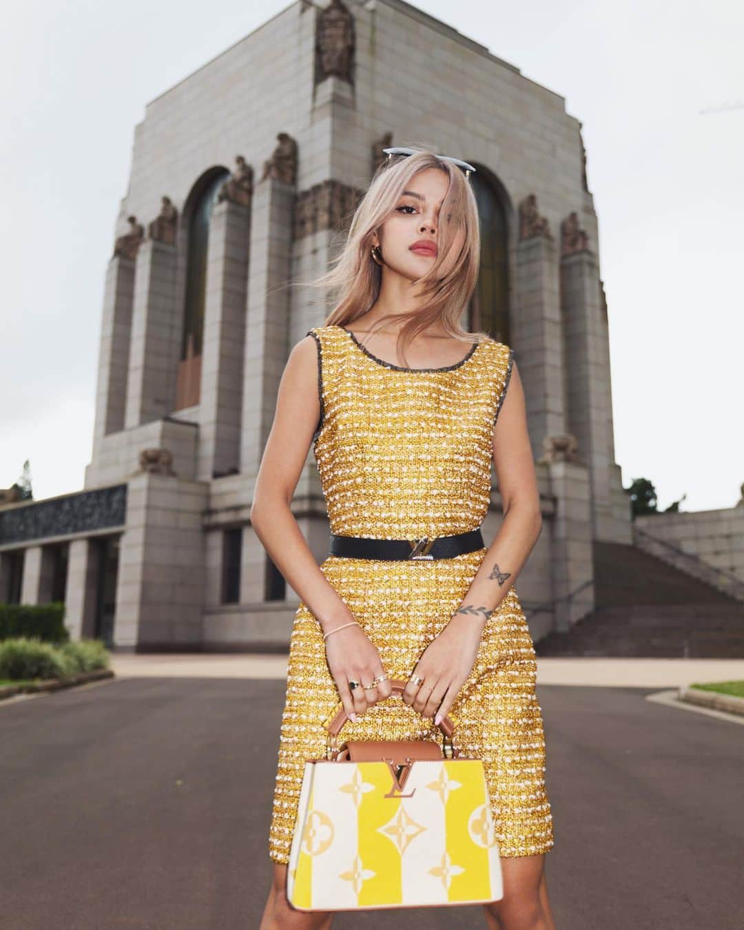 リリーマイマックのインスタグラム：「@louisvuitton FW22 ✨ This gold dress 🤩」