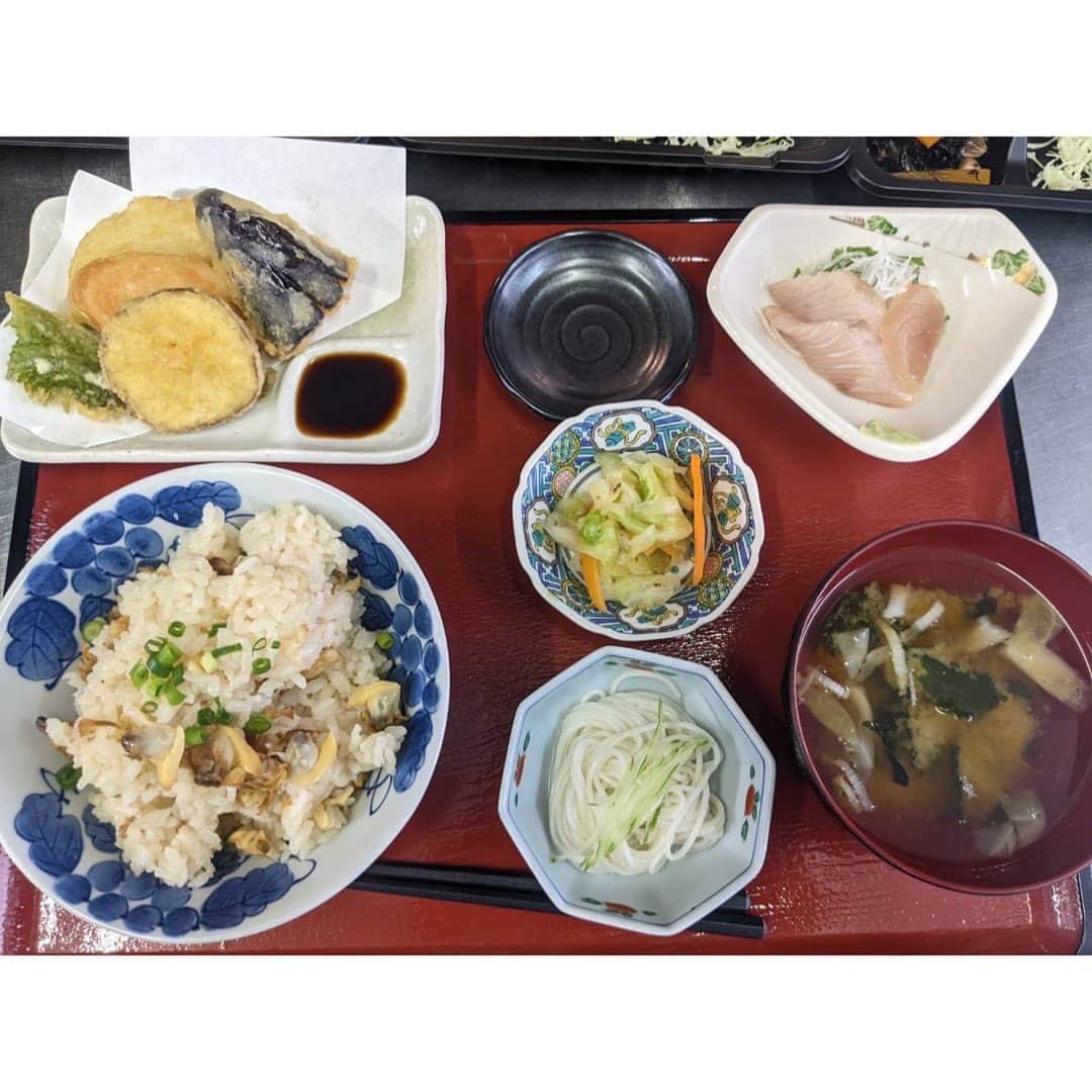 バルセンナリ食堂さんのインスタグラム写真 - (バルセンナリ食堂Instagram)「こんにちは😊 せんなり食堂です  9/9(金)11:00リニューアルオープンします🍱🍴  ◽︎日替定食　数量限定　890円 ◽︎豚生姜焼きと刺身定食　980円 など 人気定食メニューはそのまま🐟さらにお得な日替わり定食が新登場します✨️✨️  お弁当のお持ち帰りもOK👍 会社などの大量注文も承ります📞  それではリニューアルオープンお楽しみに❤️❤️ ✼••┈┈••✼••┈┈••✼••┈┈••✼••┈┈••✼ ◾︎営業時間 11:00~19:00 ◾︎定休日 水曜日 こだわりの手作りの定食やお弁当をお楽しみください ✼••┈┈••✼••┈┈••✼••┈┈••✼••┈┈••✼ #せんなり食堂  #金沢の定食屋さん  #金沢のお弁当屋さん  #定食屋のしょうが焼き  #刺身付き定食が人気  #お弁当もあるよ  #持ち帰り弁当  #お弁当の予約はお電話で  #リニューアルオープン  #ご来店お待ちしております」9月5日 19時02分 - sennari.syokudou