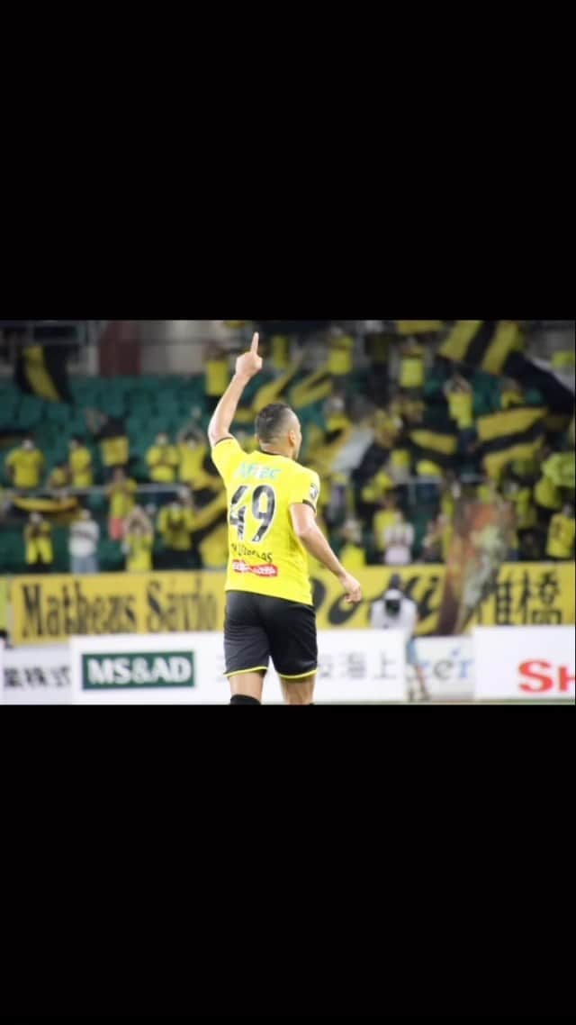 ドウグラスのインスタグラム：「Obrigado pelo seu apoio 🙇🏾‍♂️ no estádio e na DAZN ! Somamos + 1 ponto , Vamos por mais 👊🏾💪🏾 em busca da Vitória no próximo 👑🔆💛🖤!  Gratidão a Deus sempre ,És fiel em todo tempo e em todo tempo Tu És Bom Jesus . 🙏🏾🛐🙇🏾‍♂️🥹 #D4️⃣9️⃣ #ヨク」