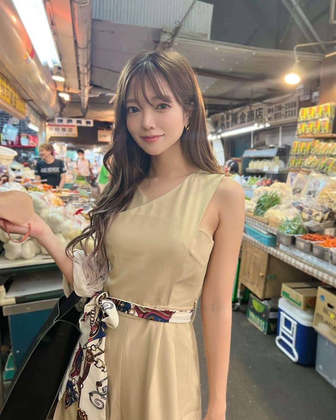 八千恵(やっちん)のインスタグラム：「辛いの苦手だけど食べちゃう . 外はまだまだ暑いね🦔 . . #鶴橋 #コリアンタウン #コリアンタウン鶴橋  #cherimi #シェリミー #スカーフコーデ  #オーバーオール #ベージュコーデ」