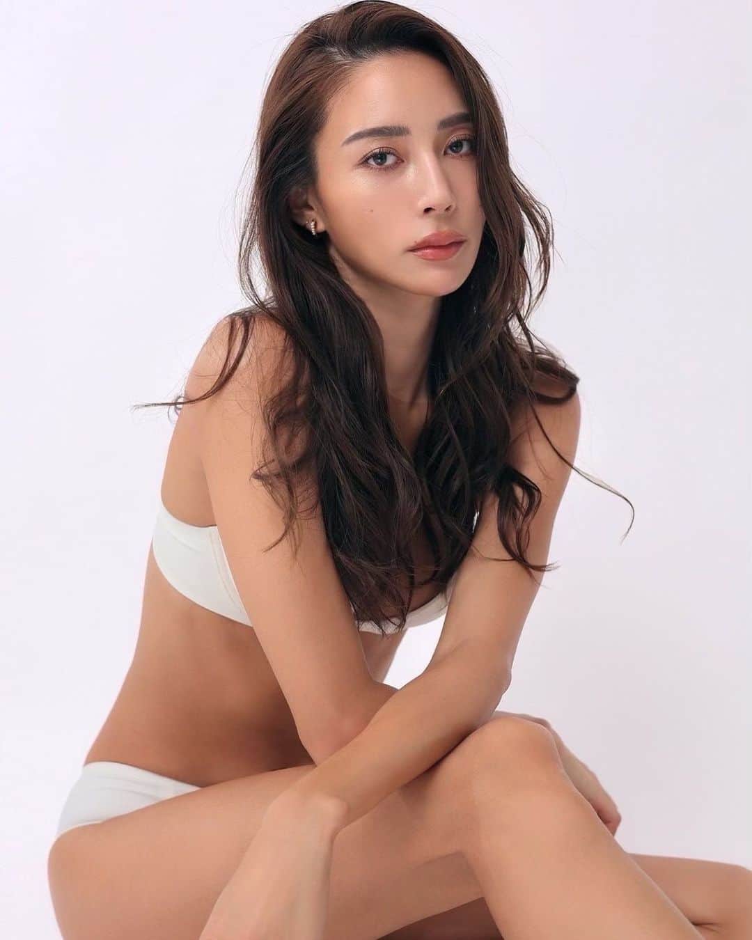 のインスタグラム：「Is mine   響きにくいシームレスのセット。 +選べるショーツ💁🏽‍♀️  働く女性、全ての女性へむけた お洋服を綺麗に着るためのブランドさん💛  ※秋模様かと思えばめちゃくちゃ夏なお天気だったね🤍笑」