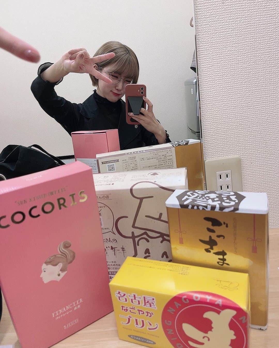 東条蒼のインスタグラム：「＊  たくさんお土産もらっちゃったぁー❤️  ありがとう名古屋とか静岡とか大阪とか東京の方！！！  また半年後とかにアミューズさんきたいので、そのときはよろしくお願いします！！😇  #名古屋　 #アミューズ  #撮影会 #メガネ女子 #あおたん #蒼　#サムギョプサルと蒼い黒　#ポトレ #ポートレート #撮影モデル #コスプレ #followｍe #following #japan #girl #photooftheday #tagsforlikes #instalike  #台湾 #香港 #粉我 #拍照 #照片 #人像攝影」