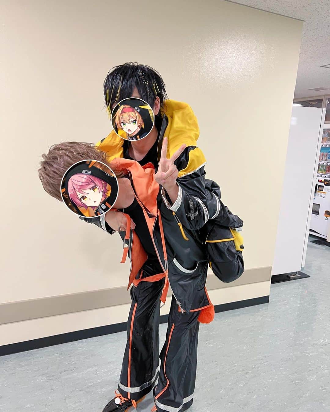 かにちゃんのインスタグラム：「ふぇににおんぶしてもらった💛🧡」