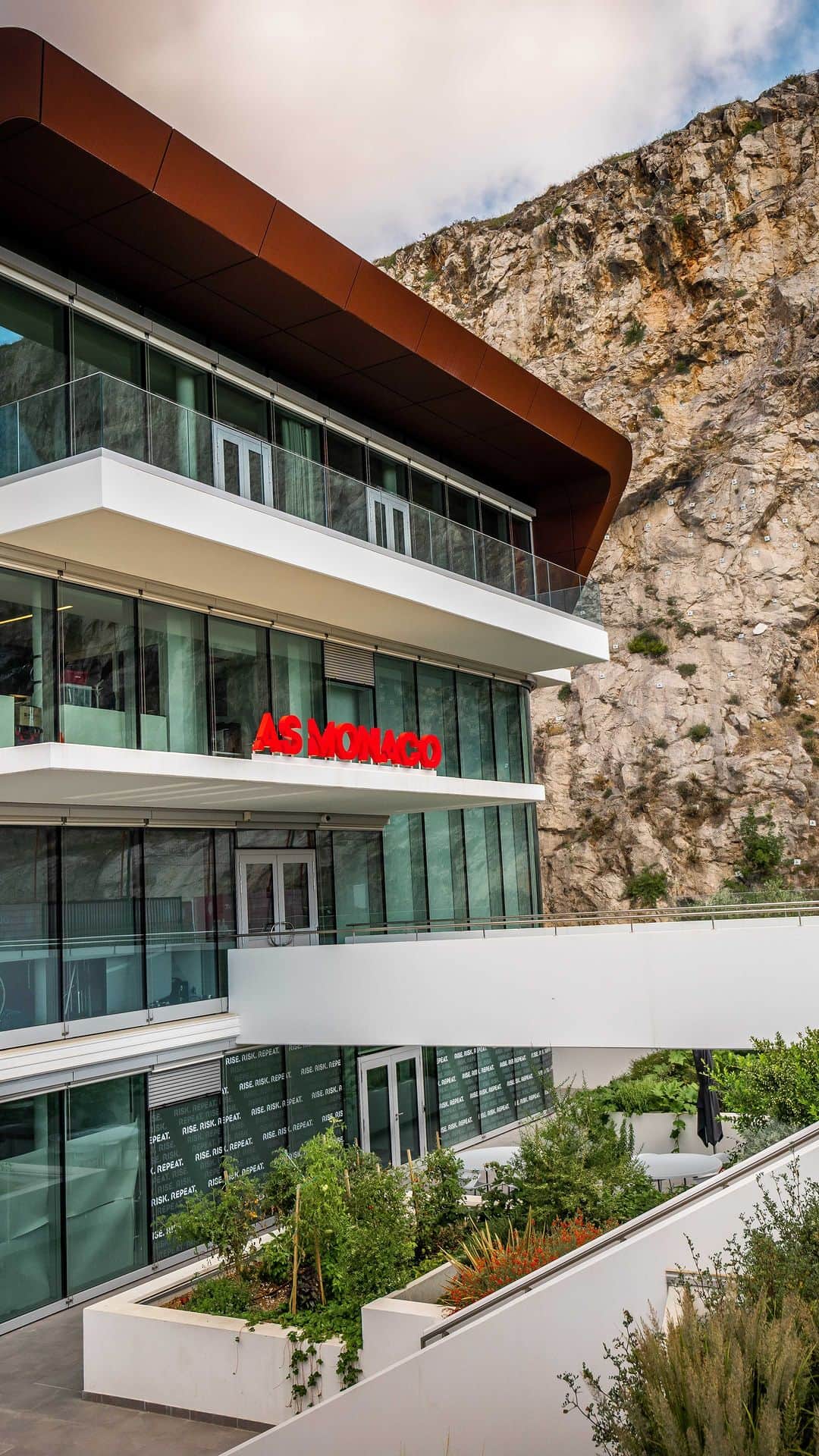 ASモナコのインスタグラム：「Bienvenue dans le nouveau 𝐂𝐞𝐧𝐭𝐫𝐞 𝐝𝐞 𝐏𝐞𝐫𝐟𝐨𝐫𝐦𝐚𝐧𝐜𝐞 de l'AS Monaco 🇲🇨  Welcome into our new Performance Center 🇲🇨」