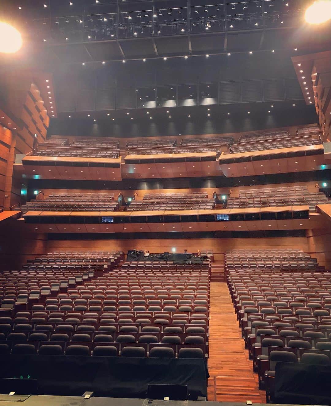 吉田栄作さんのインスタグラム写真 - (吉田栄作Instagram)「コロナ禍　猛暑　豪雨　いろいろありましたが  お陰様で東京30公演完走することが出来ました。  性分なのか目の前に壁があると ぶち壊したくなり  ます。大阪公演も仲間達と一丸となって駆け抜け  たいと思います。今回もこの劇場に素晴らしい思  い出ができました。お越しいただきました皆さん ありがとう  ございました🤙  #キャッチミーイフユーキャン」9月5日 21時29分 - eisakuyoshida_official