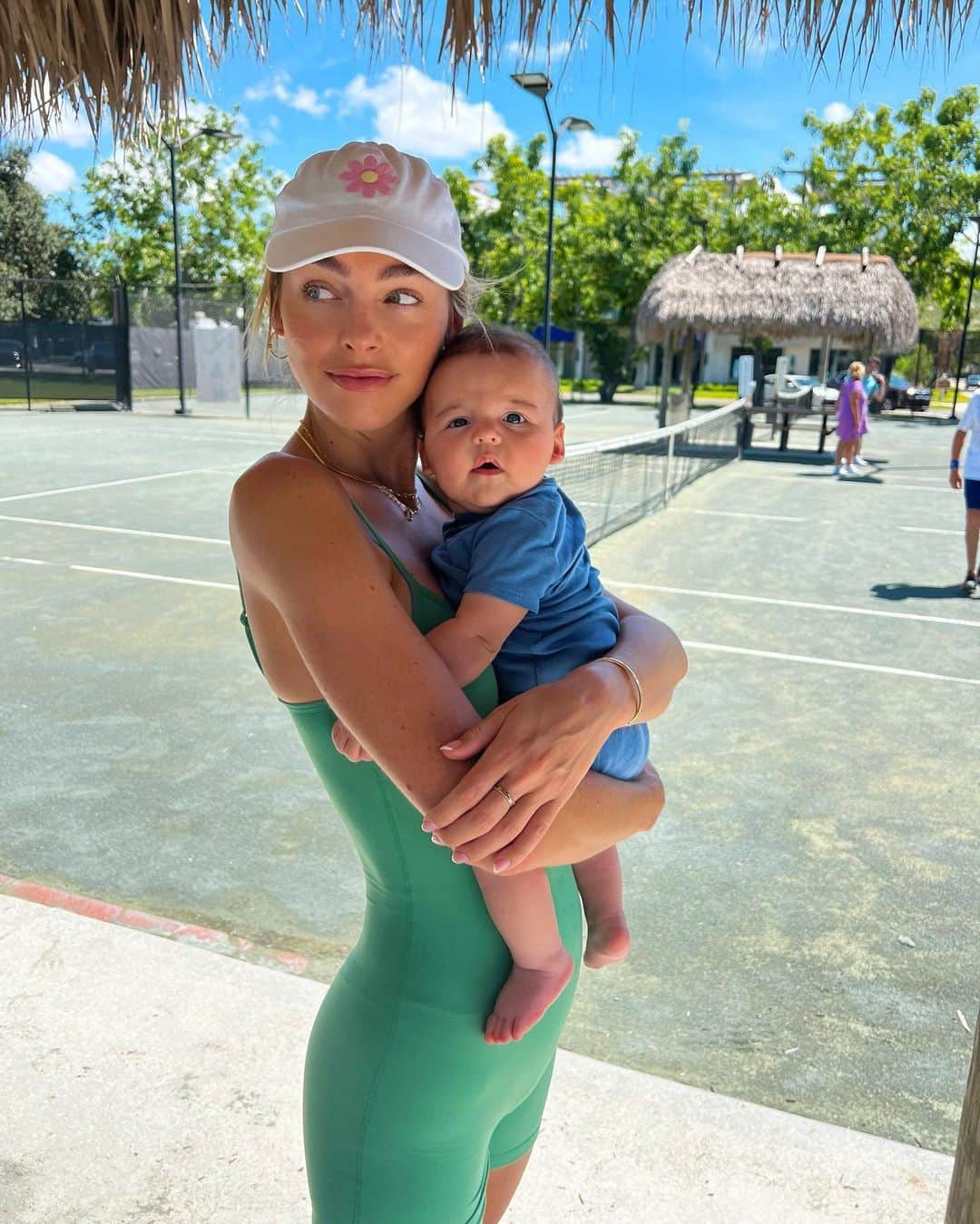 Elizabeth Turnerのインスタグラム：「Happy Labor Day from my lil bestie baby & me 🤍🫶🏼🎾 what did we do before you, Lu? @sarahfturner @ignacioftab」