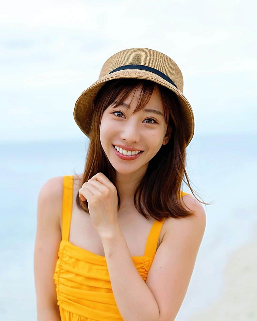 秋倉諒子のインスタグラム：「やっほー🌻☀️ こんばんわ！ 投稿も久しぶりな気がする 毎日バッタバタバタでそんな日を楽しんでます！🌈 9月も10月も11月も！？楽しい報告が出来る事があるから もうちょっと、 待っててほしいな🥰🫶  忙しない日が続くと本当の自分を後回しにしちゃいがち… 出来なかった事にフォーカスして落ち込んだり、、 心はどう思ってたんだっけ？ でもまずは自分の出来た事にフォーカスして、 偉い！さすが✨って自分を認めて褒めてあげたら良い！ プレッシャーだって残念な今日だって 全部明日へ進むためのただの通過点！ これからハッピーに楽しむ強さに変えていくんだ！💫 全て自らのマインド次第。 ネガティヴもポジティブ変換したら きっと自信に繋がる明日になるかも♪ 私はネガティヴ＝私は用心深くてリスクヘッジ出来る人間✨ 私は臆病だからダメ＝私は慎重な人、慎重な人はこの世界には必要だ！✨と思えれば、そんな自分も受け入れられる気がしない？ 全て心の在り方次第！ 失敗する日だって落ち込む日だって仕方ない！ そんな日もあるさ♪  さあさあ、明日は結構なハードな1日だよ♡ でも楽しみ☺️ みんなもきっと色んな事があると思うけどさ、 楽しんで行こうー！！ たくさんDMありがとうね！全部読んでるよ♡ 大丈夫！きっと大丈夫だから前を向ける日まで待ってる☀️🌻  #太陽マインド #写真ありすぎてごめん笑 #ポジティブ#思考法」