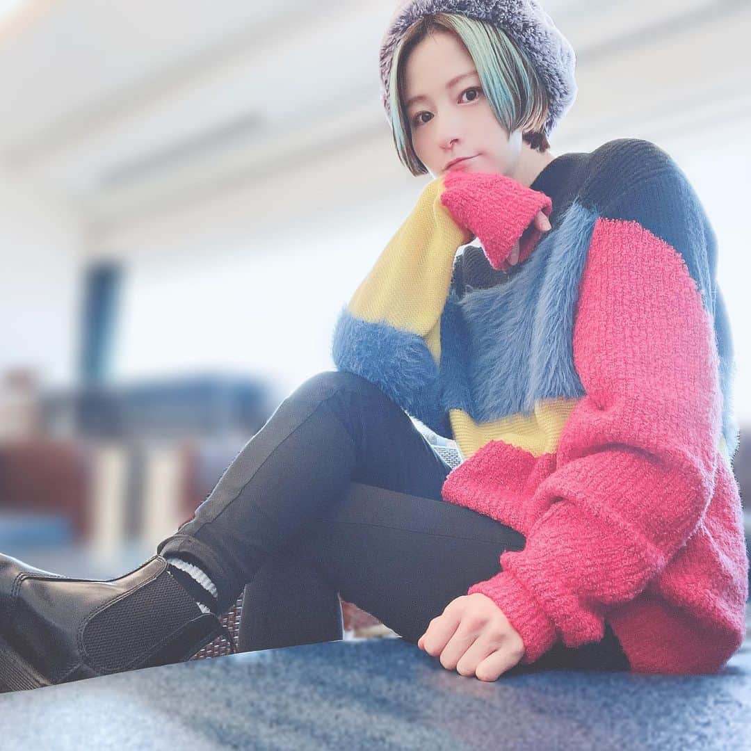 のインスタグラム：「ㅤㅤㅤㅤㅤㅤㅤㅤㅤㅤㅤㅤㅤ #私服戦隊ミヤジマン  からふるもこもこな2月 #jouetie  #drmartens  ㅤㅤㅤㅤㅤㅤㅤㅤㅤㅤㅤㅤㅤ #派手服 #派手コーデ #派手髪女子 #派手髪ショート #ボーイッシュコーデ  #ootd #宮島咲良 #ミヤジマン #ぼっち戦隊ミヤジマン」