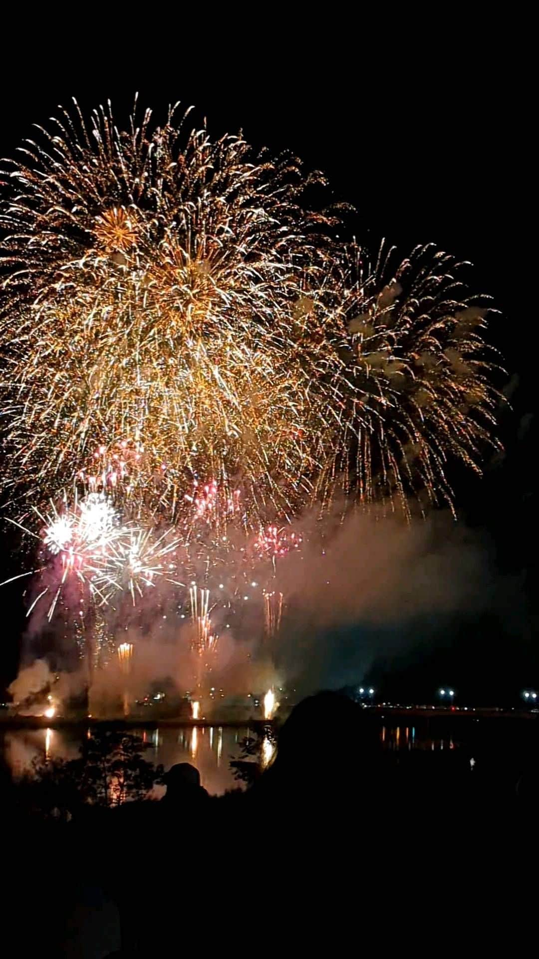 池澤あやかのインスタグラム：「夏の思い出を振り返ってる、釧路でみた花火、空が澄み渡っててきれいだったなあ、よかった🎇 #釧新花火大会」