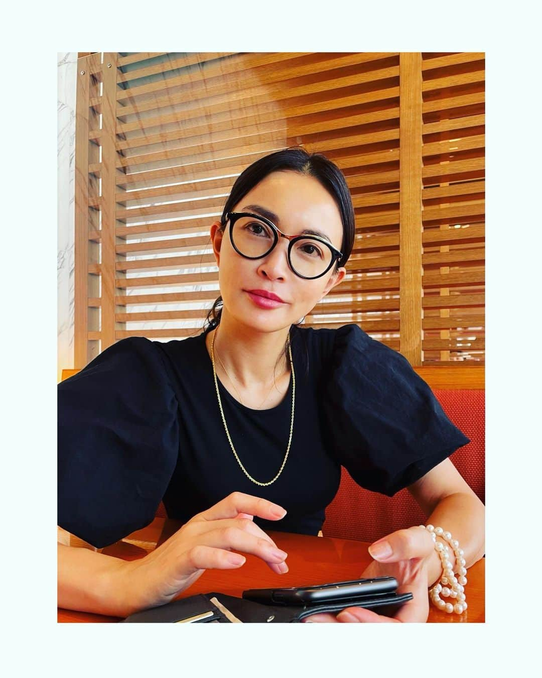 長谷川京子さんのインスタグラム写真 - (長谷川京子Instagram)「最近これ👓を使う時間が長くなってきた気がします💦 ゆっくり休んで疲れを取ることにします。  おやすみなさい😴 #glasses#endofsummer#readingglasses」9月6日 0時51分 - kyoko.hasegawa.722