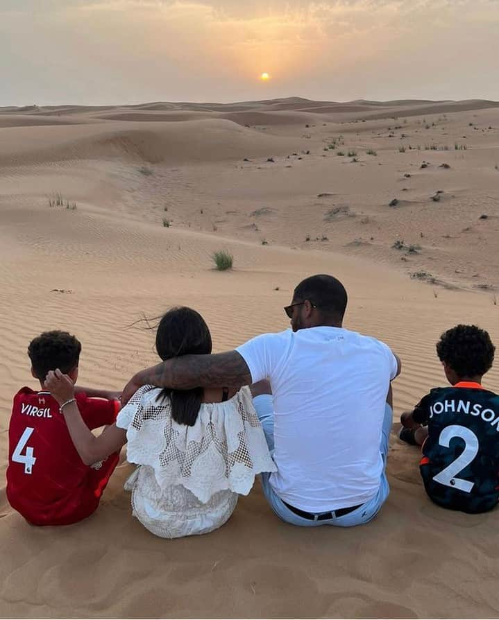 グレン・ジョンソンのインスタグラム：「In the Desert with the kids 🌵#family #kids #summer2022」