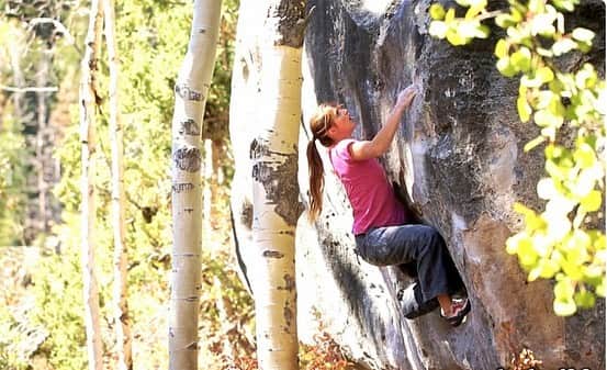 シャーロット・デュリフのインスタグラム：「Oldies but goodies from Joes Valley, UT circa 2013 to announce that I’ll be running a clinic at the @joesvalley festival ! I called it « Techniques for better climbing » and it will happen on September 24th 😃  Check out joesvalleyfest.com (link in my bio) for full description, schedule and tickets!   Photos, actually probably screenshots from a video 😅, by @schaeferv @joshlrsn @coldhousemedia during our awesome 100 days roadtrip : LOST in North America.」