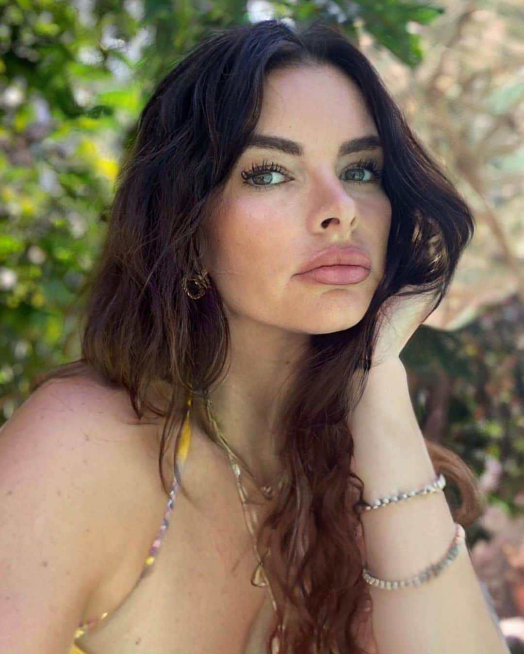 ケリー・オックスフォードのインスタグラム：「In 1355, Afonso IV put a hit on his son Pedro I’s wife Inês de Castro.  He was a bish and afraid that Inês’ relationship with Pedro gave the Spanish influence over his son. So, he sent three assassins to Inês and Pedro’s home to behead her in front of their children.  Pedro retaliated by tracking down the killers and ripping their beating hearts from their bodies.   Drama doesn’t end there.   Pedro later exhumed Inēs’s body to coronate her Queen, requesting everyone kiss the Corpse Queen’s decaying hand.  Someone love me like this.」
