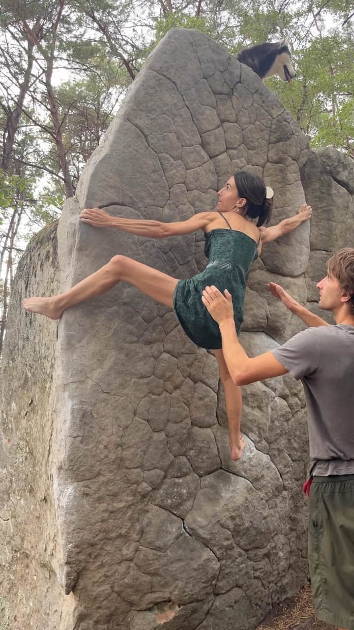 キャロライン・シノのインスタグラム：「Family walk🥰 but couldn’t resist climbing this nice red circuit prow at Isatis. @crimpoilofficial #recoverfaster @girlsinbleau @arkose.climbing #liveelevated」