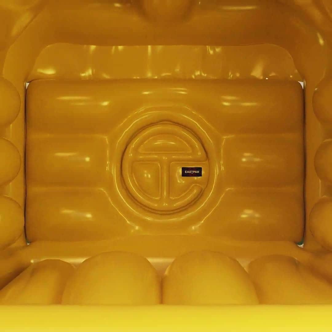 エルエヌシーシーのインスタグラム：「@telfarglobal x @eastpak returns in a new hue of infamy  What’s more viral than a glistening yellow inflatable pulsing to synth beats in a deserted meadow? The second chapter of Telfar’s collaboration with durability experts Eastpak. Hot on the heels of their debut collaboration, the American juggernauts reissue the four-piece capsule in the original all-black and the new, more than slightly, jaundiced colourway.  By 3D Artist @carla.batley   Shop now on LN-CC.」