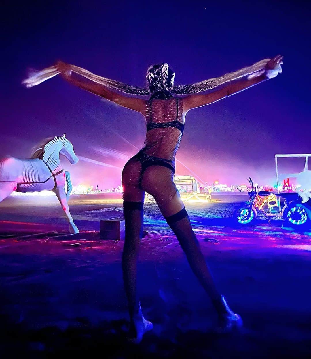 ケリー・ゲイルのインスタグラム：「A night cruising the playa❤️🚲#BurningMan2022」
