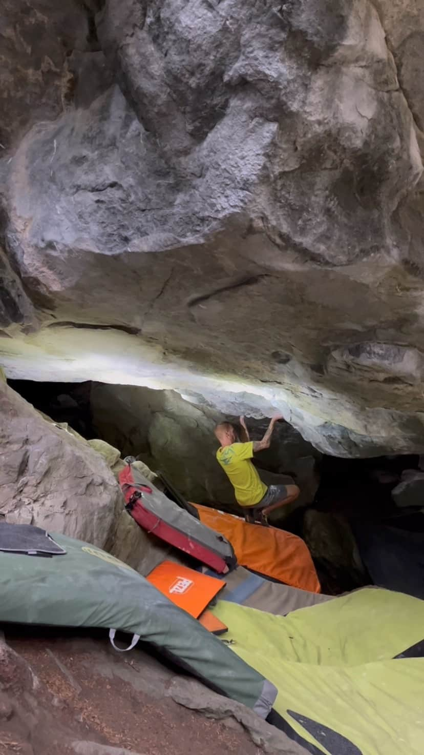 ガブリエル・モローニのインスタグラム：「SCARRED FOR LIFE Sometimes is good to have a random and chill bouldering day with old friends! When it becomes unexpectedly one of your best days ever, after four days without even doing a single pull-up and some full weeks of work behind, you think even more how this thing called “climbing performance” works… Well this is how I made a repeat of the classic and one of my life✔️list climbs Scarred for Life 8B+ opened by @dave_graham_ in 2006. Life has been pretty hectic this year and sometimes difficult and challenging trying to balance everything. Of course I still want to be the best climber I possibly can being close to 35. I have ambitious projects but less time so efficiency needs to be the key during trainings and send days.  But also I want to give the best in my job, helping @urbanwallmilano evolving and keeping up with the other gyms and most of all manage to lead my team in the way they can get the best out of their work! What else?! Trying to give my contribution as a coach and setter for @italiaclimbing whenever I can and finally keep a great relationship with my better half, friends and family! 🎥: @emanuelegex  🗣👊🏻: @luca.bazooka.rinaldi」