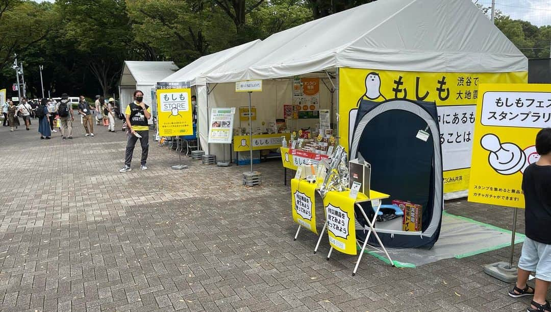 巻誠一郎さんのインスタグラム写真 - (巻誠一郎Instagram)「先日、渋谷区代々木公園にて「もしもFES渋谷」に参加させていただきました。  渋谷区観光協会代表理事の金山さん、こくみん共済coop代表理事の高橋さん、危機管理教育研究所代表の国崎さんとのトークセッション。  まさかのくまモンとの渋谷でのコラボなどw  2030年前後に必ず来ると言われている、首都圏を襲う大地震。  もしも今地震が来たら？  僕自身も学ぶべき事が沢山あった防災フェスでした！！  #渋谷 #代々木公園 #もしもフェス渋谷2022 #防災 #帰宅困難者の過ごし方 #くまモン #やっぱり大人気 #巻誠一郎」9月6日 14時39分 - makiseiichiro9