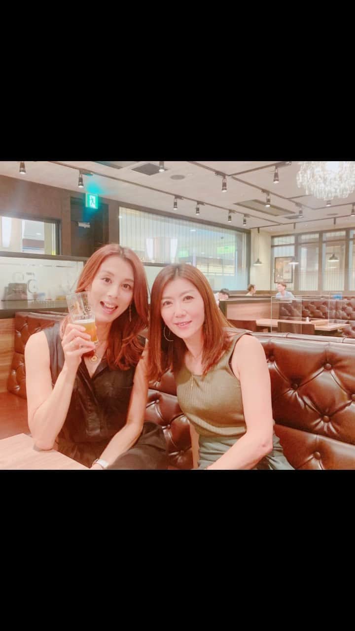 坂田陽子のインスタグラム：「またまだ暑いからノースリーブですが💦 @hermes の薄手のカシミヤストールで秋色をプラスして。。 ・ 8.9年振りかなぁ？ @utsuging うっつん（こう呼んでいるのは多分、彼女の友人の中でも私だけ？）は相変わらず美しかった。 ・ 仕事で出会ったものの長い期間ではなかったし、お互い結婚やら子育てやらでなかなか会う機会は無かったけど、 何故だかうっつんとはずっと近くで繋がってる気がしていて（勝手に？笑） 久々に会って あ、やっぱりそうなんだ、とこれまた勝手に納得してしまった。 ・ 時間ギリギリまでお互い思いっきり喋って 軽やかに帰っていったうっつんの後ろ姿を見送りながら、またキュンとしてしまった笑。 ・ #久々の再会」
