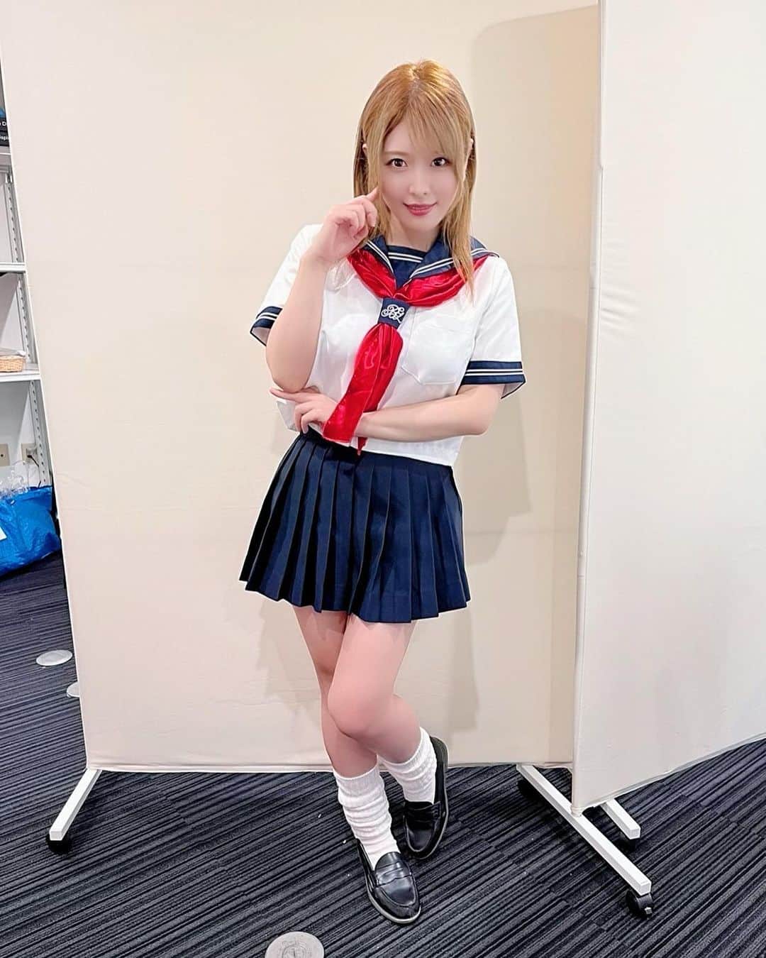 新村あかりのインスタグラム：「GIGAさんで衣装合わせ♡ 制服…笑」