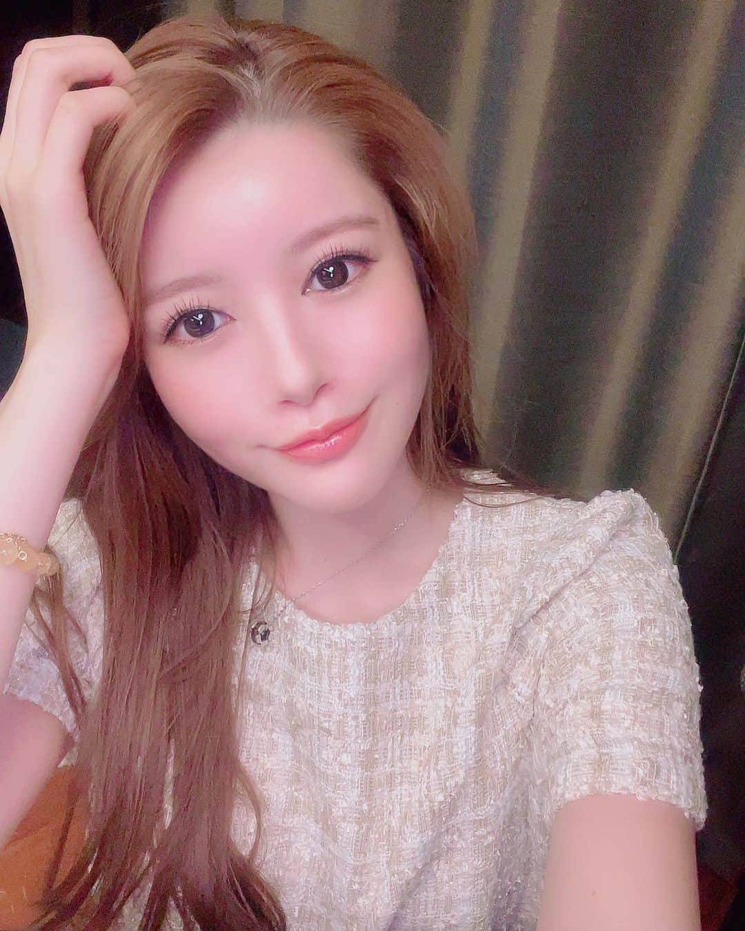 のインスタグラム：「お肌管理強化中🤍 . 撮影近いからヴェルベットスキン してきてお肌つるんつるん🥹✨ 何かあればここに駆け込む🧏🏻‍♀️ . 魅力的なメニューが多くて 色々と気になり過ぎる🤦🏻‍♀️❤︎ 山本先生ありがとうございました🩺 . #カンナム美容外科  #ヴェルベットスキン #ダーマペン  #肌管理 #肌ケア #肌質改善  . #相沢みなみ」