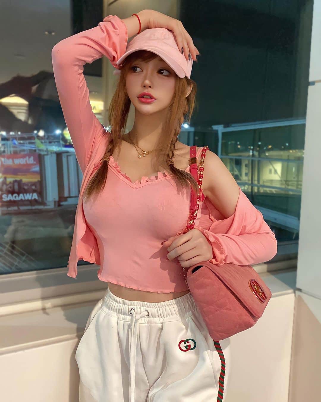 のインスタグラム：「#trip✈️💋💋💕  🧢＝ @one.kind.official  👖＝ @gucci  👜＝ @dior」