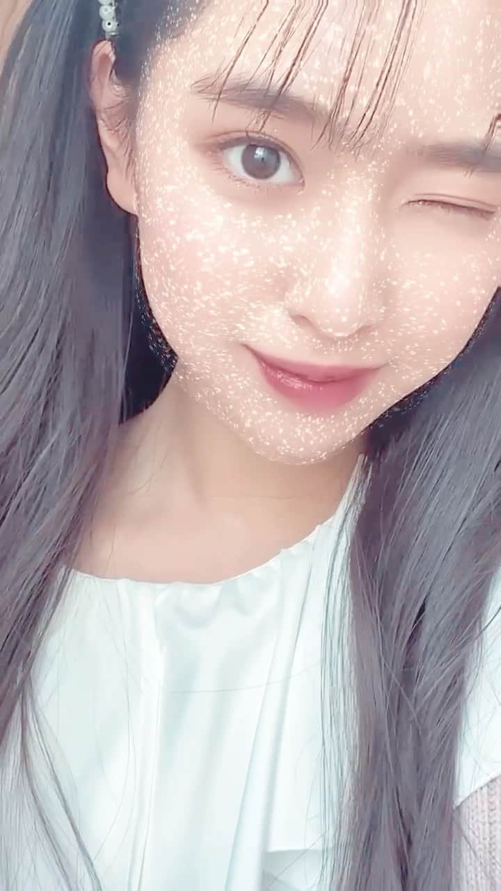 藤岡舞衣のインスタグラム：「♬︎ ⁡ 皆さん！お久しぶりです💞 お元気ですか？舞衣は相変わらず元気です🤭 ⁡ 春夏号に続き、 通販カタログ「BELLMAISON」のJunior＆Teens2022年秋冬号の モデルを務めさせていただきました！！ ⁡ インスタプロフィールに貼ってあるURLから見れますので、時間がある時に是非ご覧下さい🫶🏻🌸  ⁡ #藤岡舞衣#model#08#jc3 #ベルメゾン#カタログ#秋服#冬服 #ファッションモデル#ウィンク#ストーリーみたい #動画にしたら初リールになっちゃいました！」