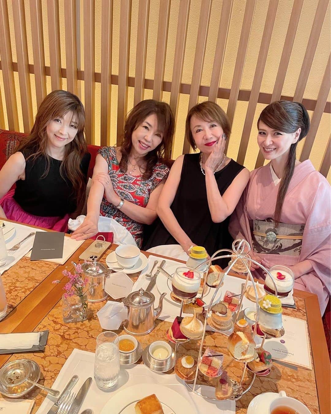 奈美悦子のインスタグラム：「ザペニンシュラホテル東京 「プラチナ　ジュビリーアフタヌーンティー」飲み物はJANAT紅茶 シマロンドールSATOIKURI❣️ さとい栗🌰甘い濃厚な香りに癒されます。 久しぶりに美味しい紅茶を頂きました。 楽しいお友達との素敵時間💕 #ザペニンシュラホテル東京 #アフタヌーンティー #美味しかった #janat紅茶 #シマロンドールsatoikuri #さとい栗 #紅茶 #さとい栗紅茶 #友達 #仲良し ＃楽しい#楽しい時間 #癒し」