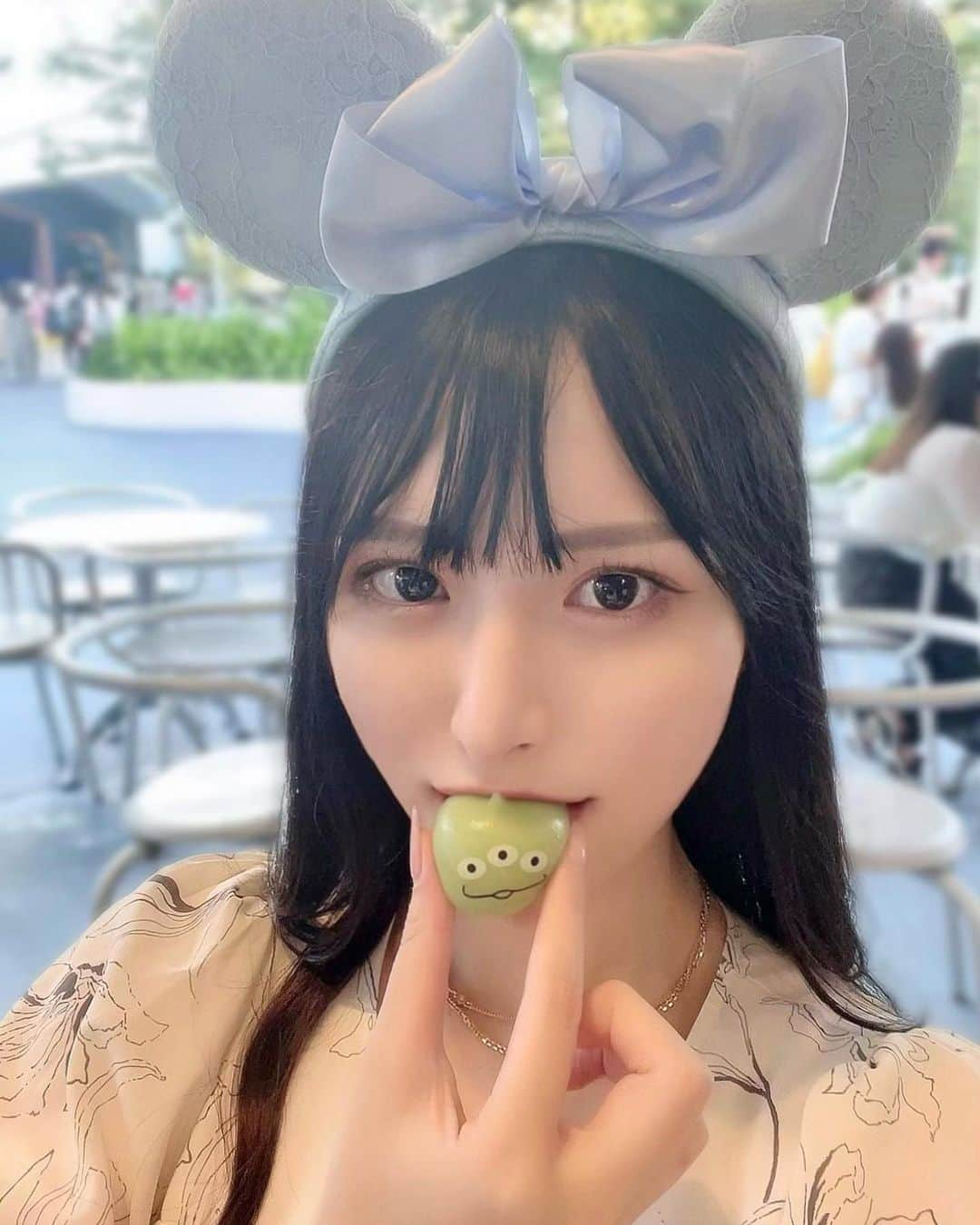 笹木絢乃さんのインスタグラム写真 - (笹木絢乃Instagram)「#リトルグリーンまん 💚💚  久しぶりにディズニー行ったよ🏰🤍 昨日は暑かったからここで飲んだベイマックスのスパークリングゼリードリンクがすごく沁みた💙/// . . .  ♩*。♫.°♪*。♬꙳♩*。♫ ♩*。♫.°♪*。♬꙳♩*。♫  🎀スケジュール🎀  🌸10月単独ラジオ配信スタート📻✨  -番組メッセージ募集中  -期間限定チェキ販売中 https://radio-chronicle.com/?page_id=60  🌸今秋VRリリース予定🤍🌈  ♩*。♫.°♪*。♬꙳♩*。♫ ♩*。♫.°♪*。♬꙳♩*。♫  . . . . . . .  #グラビアモデル #グラビアアイドル #グラドル自撮り部 #グラドル自画撮り部 #グラドル #色白くびれボディ #cosplay #Japanesegirl #Japanesemodel #東京 #东京 #外拍模特兒 #美脚 #網紅 #腿控  #ビジョビ #ディズニーコーデ #東京ディズニーランド #リトルグリーンメン」9月6日 9時24分 - sasa_aya22