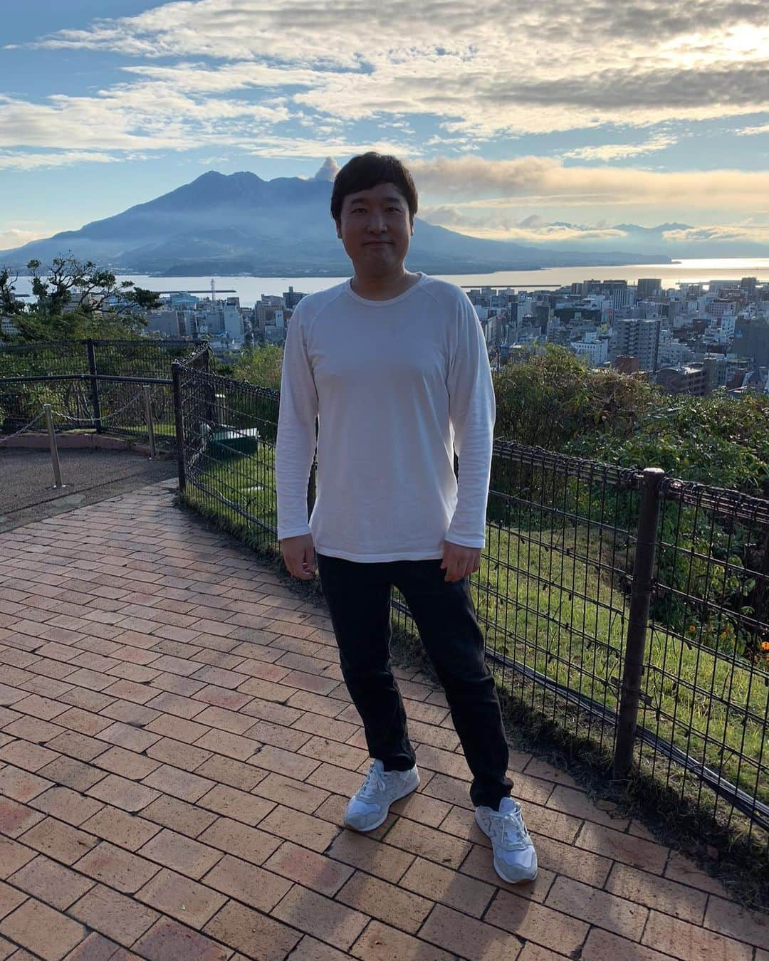 山里亮太さんのインスタグラム写真 - (山里亮太Instagram)「鹿児島生まれでございます。  私、鹿児島生まれでございます。  生まれてすぐ千葉に引っ越しましたが、ほぼ毎年夏休みは鹿児島に帰って1か月ほど過ごしていた。  幼稚園の頃、ばあちゃんの家の前に置かれてる黄色いビニール袋が好きだった。 中にはびっしりと桜島の灰、ばあちゃんが一生懸命集めた灰、それを全部家の前にばら撒く、それが大好きだった。 ばあちゃんのだけじゃ飽き足らず、ご近所からも集めてばあちゃんの家の前でばら撒く、ばあちゃんもたまったもんじゃなかったろうけど、いつも笑って誉めてくれていた笑顔を思い出す。 鹿児島の人はこの笑顔がどんだけ凄いことかわかってもらえるかなと。  ばあちゃんは食堂をやっていて、いつもそこでお客さんに混じってばあちゃんのラーメンを食べるのが好きだった。 食べてるとお客さんが瓶のコーラとかをご馳走してくれた。  なんだか懐かしい、こんな事を考えていたら早く鹿児島に行きたくなった。  ってか行きます！  山里亮太生誕之地特別公演 『山里亮太の140』鹿児島公演 ～これまでとこれから～ 開催！  9月10日（土）16:30開演 川商ホール第二  只今🎫発売中！ →eplus.jp/sf/detail/1888…  詳細：kts-tv.co.jp/event/single.h…  年に一度の鹿児島公演  #鹿児島 #山里亮太の140鹿児島 #城山 #桜島 #天文館 #しろくま #むじゃきの白熊  #西郷隆盛銅像」9月6日 9時34分 - ryotayamasato