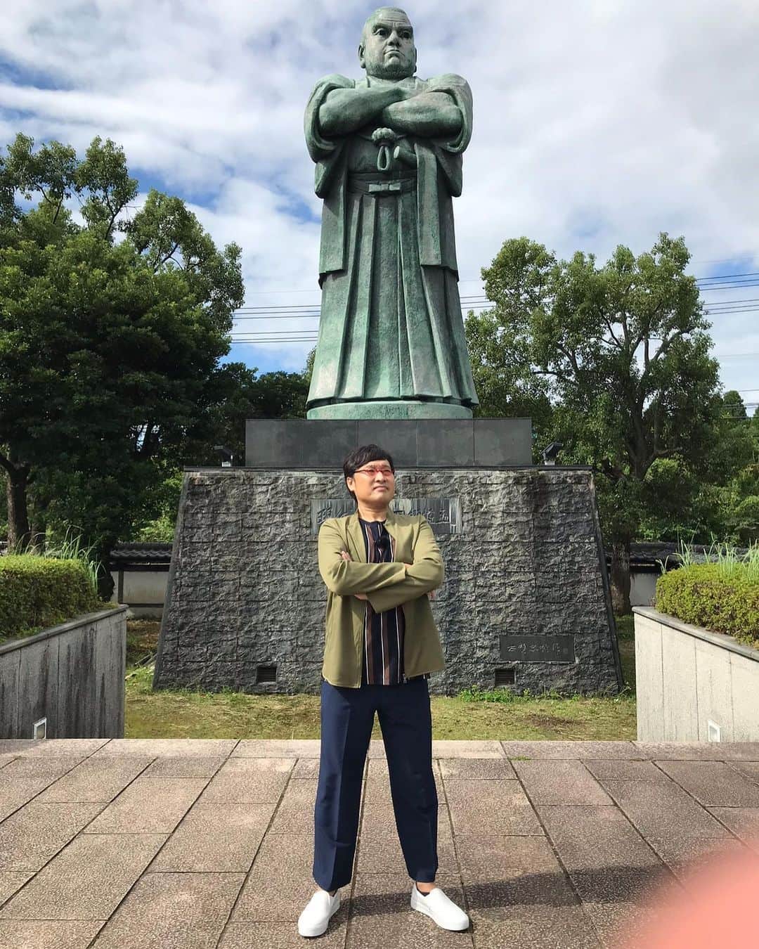 山里亮太さんのインスタグラム写真 - (山里亮太Instagram)「鹿児島生まれでございます。  私、鹿児島生まれでございます。  生まれてすぐ千葉に引っ越しましたが、ほぼ毎年夏休みは鹿児島に帰って1か月ほど過ごしていた。  幼稚園の頃、ばあちゃんの家の前に置かれてる黄色いビニール袋が好きだった。 中にはびっしりと桜島の灰、ばあちゃんが一生懸命集めた灰、それを全部家の前にばら撒く、それが大好きだった。 ばあちゃんのだけじゃ飽き足らず、ご近所からも集めてばあちゃんの家の前でばら撒く、ばあちゃんもたまったもんじゃなかったろうけど、いつも笑って誉めてくれていた笑顔を思い出す。 鹿児島の人はこの笑顔がどんだけ凄いことかわかってもらえるかなと。  ばあちゃんは食堂をやっていて、いつもそこでお客さんに混じってばあちゃんのラーメンを食べるのが好きだった。 食べてるとお客さんが瓶のコーラとかをご馳走してくれた。  なんだか懐かしい、こんな事を考えていたら早く鹿児島に行きたくなった。  ってか行きます！  山里亮太生誕之地特別公演 『山里亮太の140』鹿児島公演 ～これまでとこれから～ 開催！  9月10日（土）16:30開演 川商ホール第二  只今🎫発売中！ →eplus.jp/sf/detail/1888…  詳細：kts-tv.co.jp/event/single.h…  年に一度の鹿児島公演  #鹿児島 #山里亮太の140鹿児島 #城山 #桜島 #天文館 #しろくま #むじゃきの白熊  #西郷隆盛銅像」9月6日 9時34分 - ryotayamasato