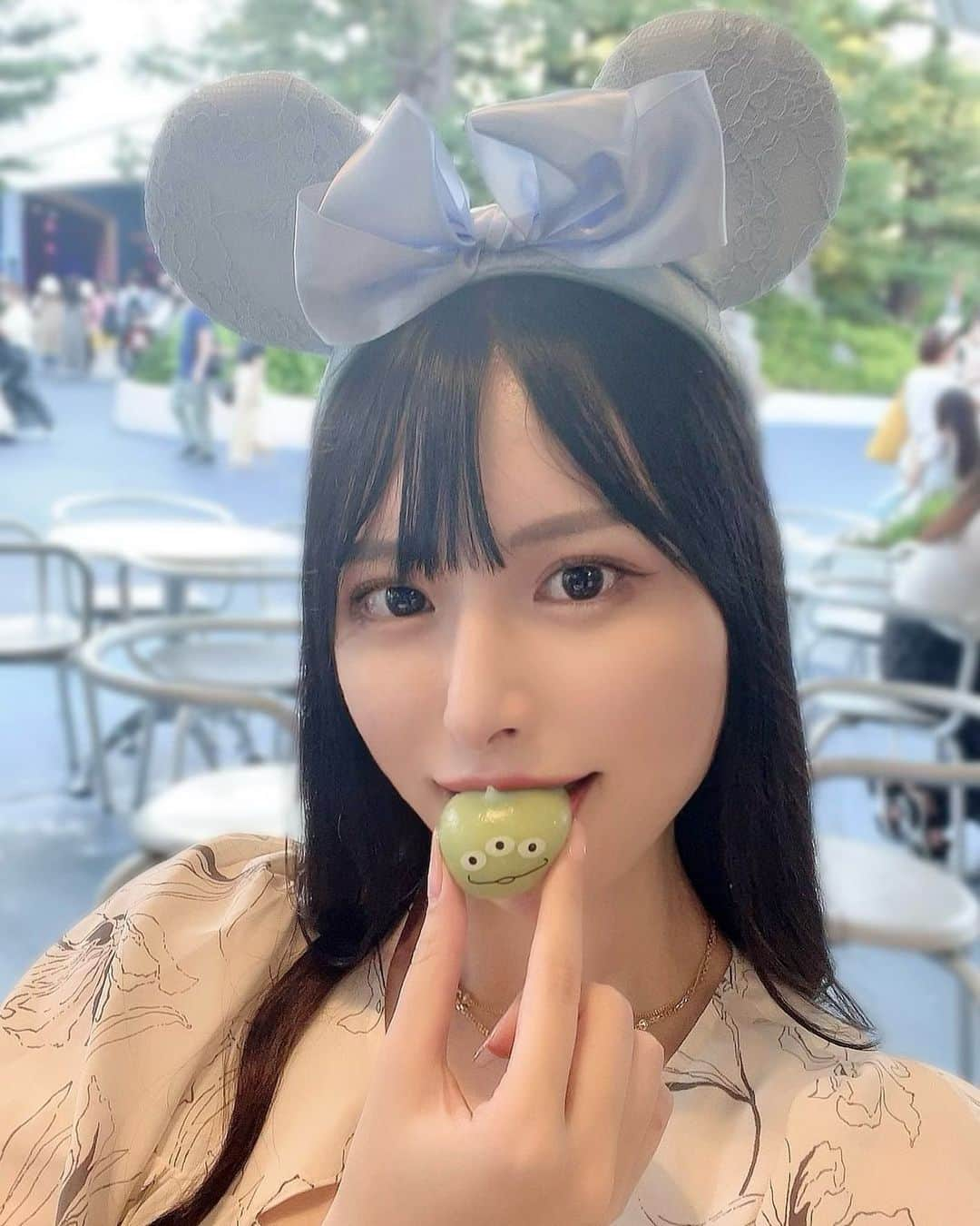 笹木絢乃さんのインスタグラム写真 - (笹木絢乃Instagram)「一緒に食べよ💘💘  昨日は打ちっぱなしからのディズニー🏰 大人になったよね🥹🤍🤍/// (アドレナリン出ていたので全然疲労ナシ‼️◎) . . .  ♩*。♫.°♪*。♬꙳♩*。♫ ♩*。♫.°♪*。♬꙳♩*。♫  🎀スケジュール🎀  🌸10月単独ラジオ配信スタート📻✨  -番組メッセージ募集中  -期間限定チェキ販売中 https://radio-chronicle.com/?page_id=60  🌸今秋VRリリース予定🤍🌈  ♩*。♫.°♪*。♬꙳♩*。♫ ♩*。♫.°♪*。♬꙳♩*。♫  . . . . . . .  #グラビアモデル #グラビアアイドル #グラドル自撮り部 #グラドル自画撮り部 #グラドル #色白くびれボディ #cosplay #Japanesegirl #Japanesemodel #東京 #东京 #外拍模特兒 #美脚 #網紅 #腿控  #ビジョビ #ディズニーコーデ #東京ディズニーランド #リトルグリーンメン #リトルグリーンまん」9月6日 9時36分 - sasa_aya22