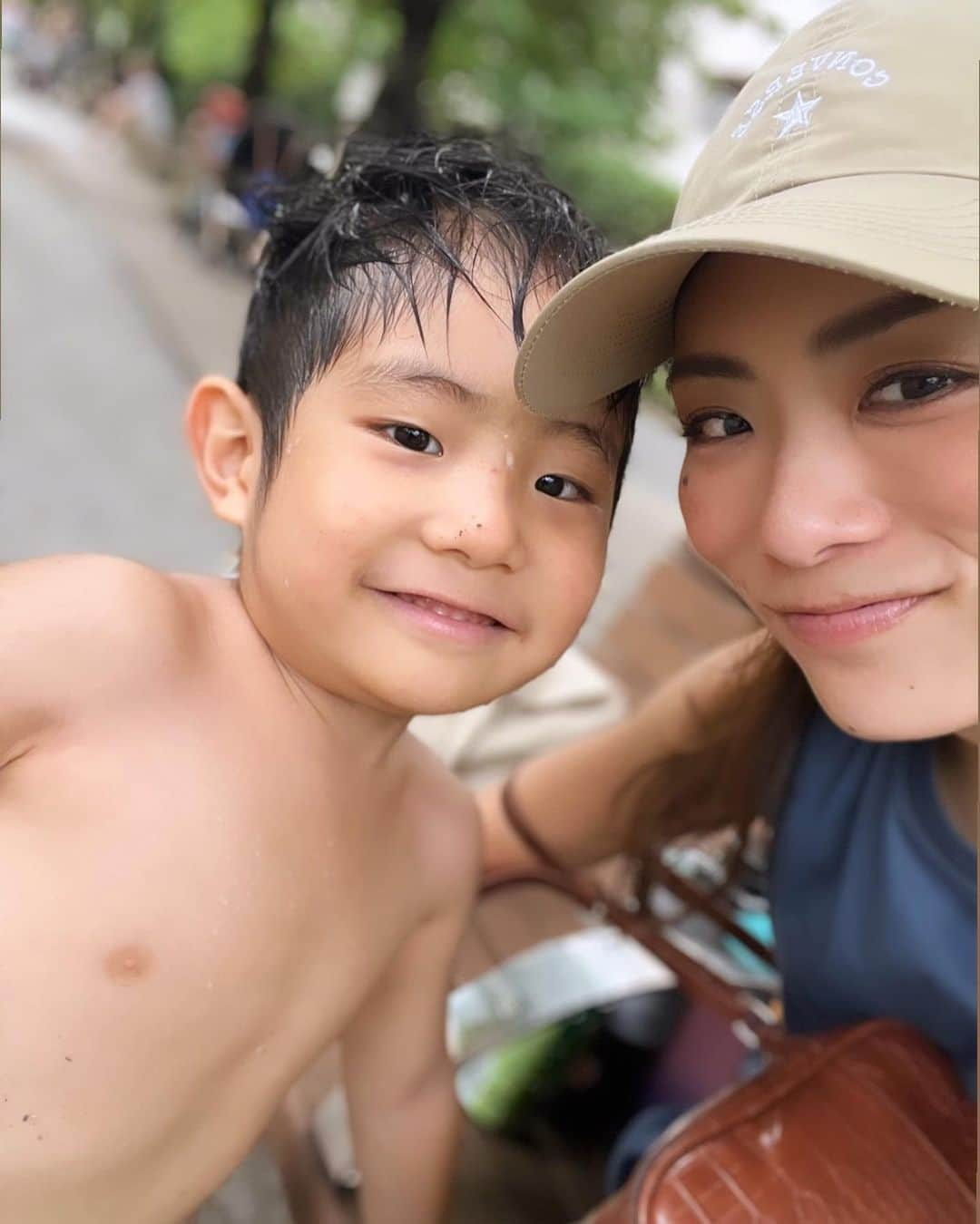 藤田志穂のインスタグラム：「最近 👦「もーぅ！母ちゃんのせいで台無しだよぉー！」 👦「あーぁ、母ちゃんのせいで最悪だよぉー」 などなど。。。 ・ 生意気な事を言う事も増えてきて、ただ可愛いだけの時期は終わり、育児から子育ての時期になってきたんだなぁ〜と実感🥹 ・ とは言え 時には相棒のような存在感も出してくる様になって、本当に面白い😂 ・ そして 日中はパンツで過ごして、すっかり少年らしくなってきたけど、💩は未だにオムツにうつ伏せスタイル🤣 ・ そのまま寝落ちしてしまう姿もいつまで見れるのかな🥺 ・ カメラ嫌いの息子と、珍しく笑顔で一緒に撮れたのが嬉しかっただけの投稿😂 ・ #子鉄 #子供時間 #夏の終わり #マイペース同士 #育児から子育て」