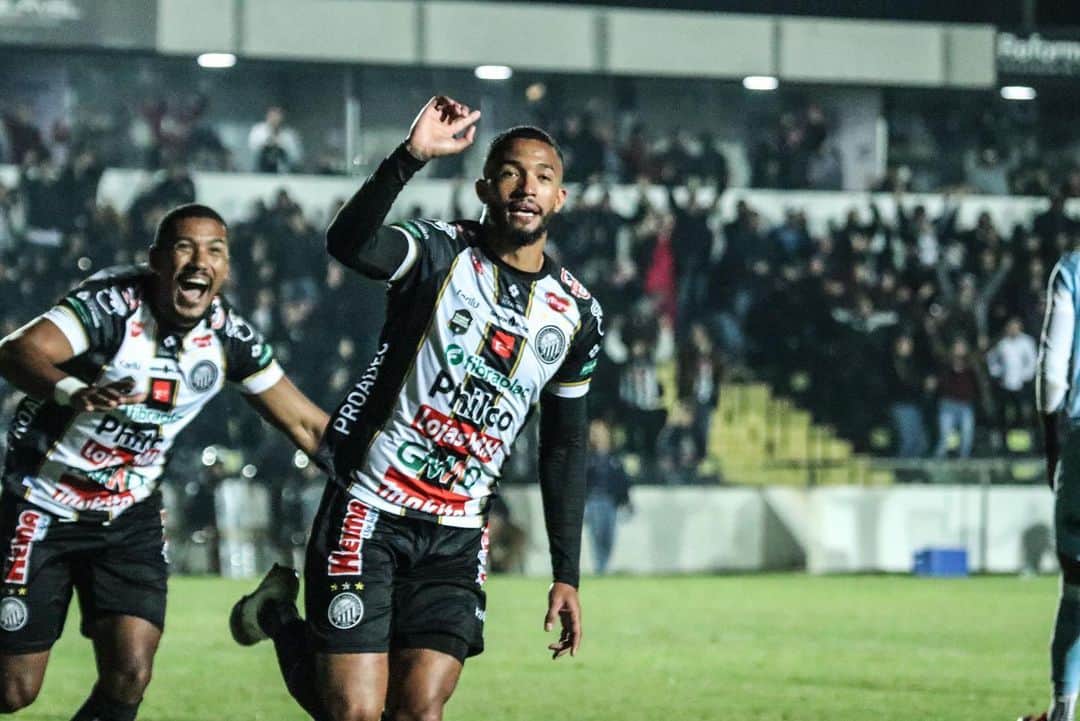 フェリペ・ガルシアのインスタグラム：「"A INSISTÊNCIA, A PERSISTÊNCIA, A RESILIÊNCIA SÃO NECESSÁRIAS QUANDO VOCÊ ALMEJA ALGUM RESULTADO QUE TE SATISFAÇA.”  Parabéns a todos os guerreiros pela entrega e luta dentro de campo. Torcida e Time na mesma sintonia, voltamos a comemorar JUNTOS!  👻Vamos por mais Fantasma!👻」