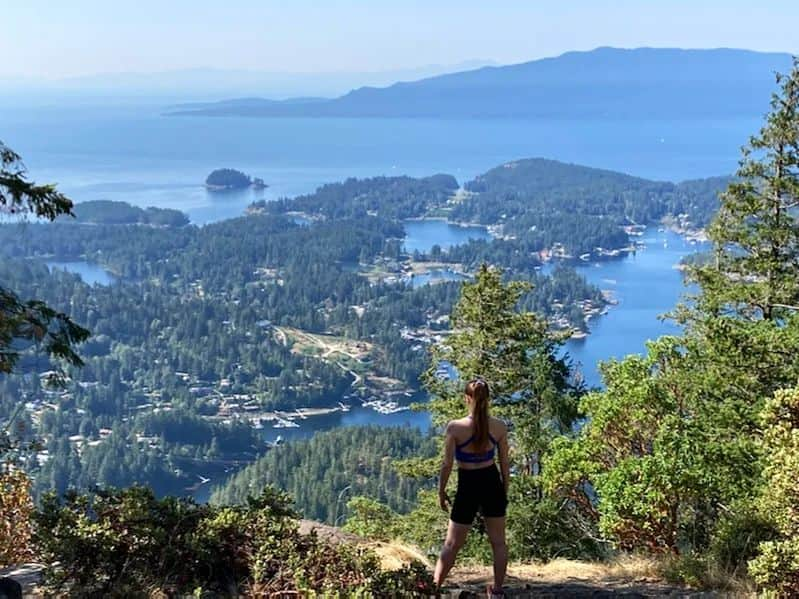 アレーヌ・シャルトランさんのインスタグラム写真 - (アレーヌ・シャルトランInstagram)「Avoided: ✔️ Bears ✔️ Wasps ✔️ Falling down steep inclines  Did not avoid: ❌️ Mosquitos  Worth it for the view of Madeira Park!」9月6日 10時28分 - alainechartrand