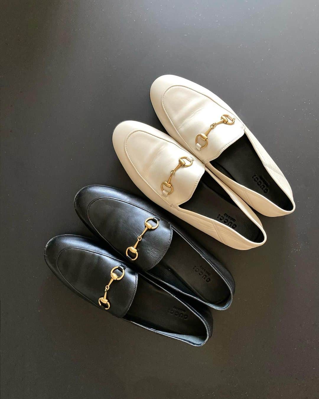 Matildaのインスタグラム：「Team Black or Team White? 🙋🏻‍♀️🖤🤍 #guccishoes #gucciloafers」