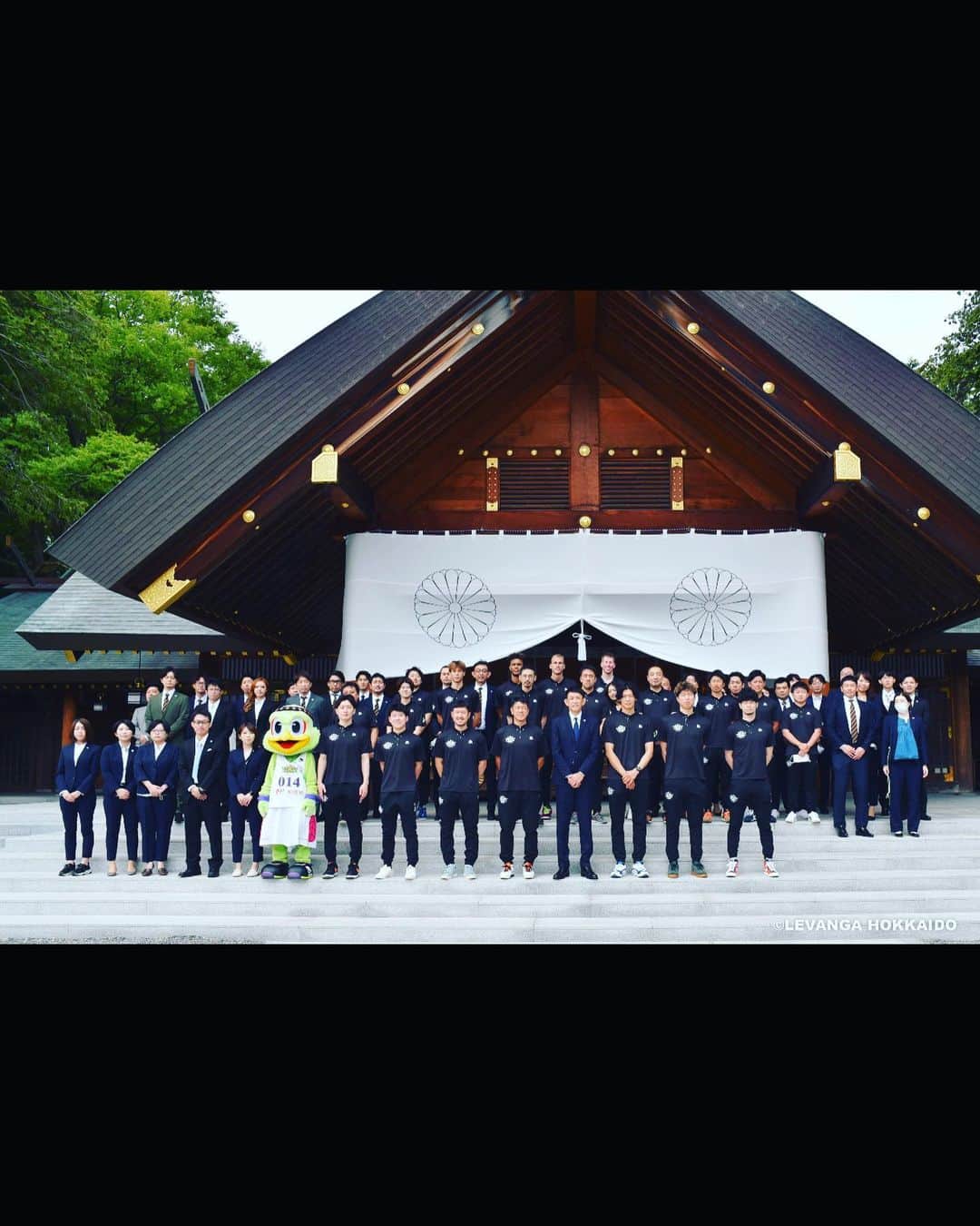 のインスタグラム：「北海道神宮参拝⛩ . . #レバンガ北海道 #折茂武彦 #さぁいこうぜ。」