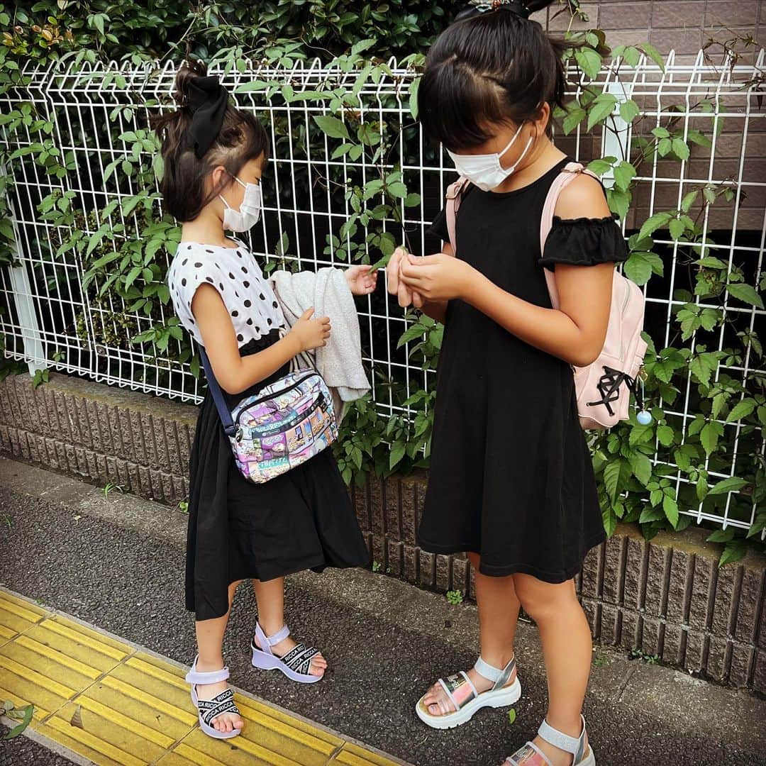 西山茉希さんのインスタグラム写真 - (西山茉希Instagram)「焼けた肌×黒。 なんだかチビーズを大人っぽく魅せる。  #🖤🖤🖤」9月6日 11時38分 - maki.nshiyama50