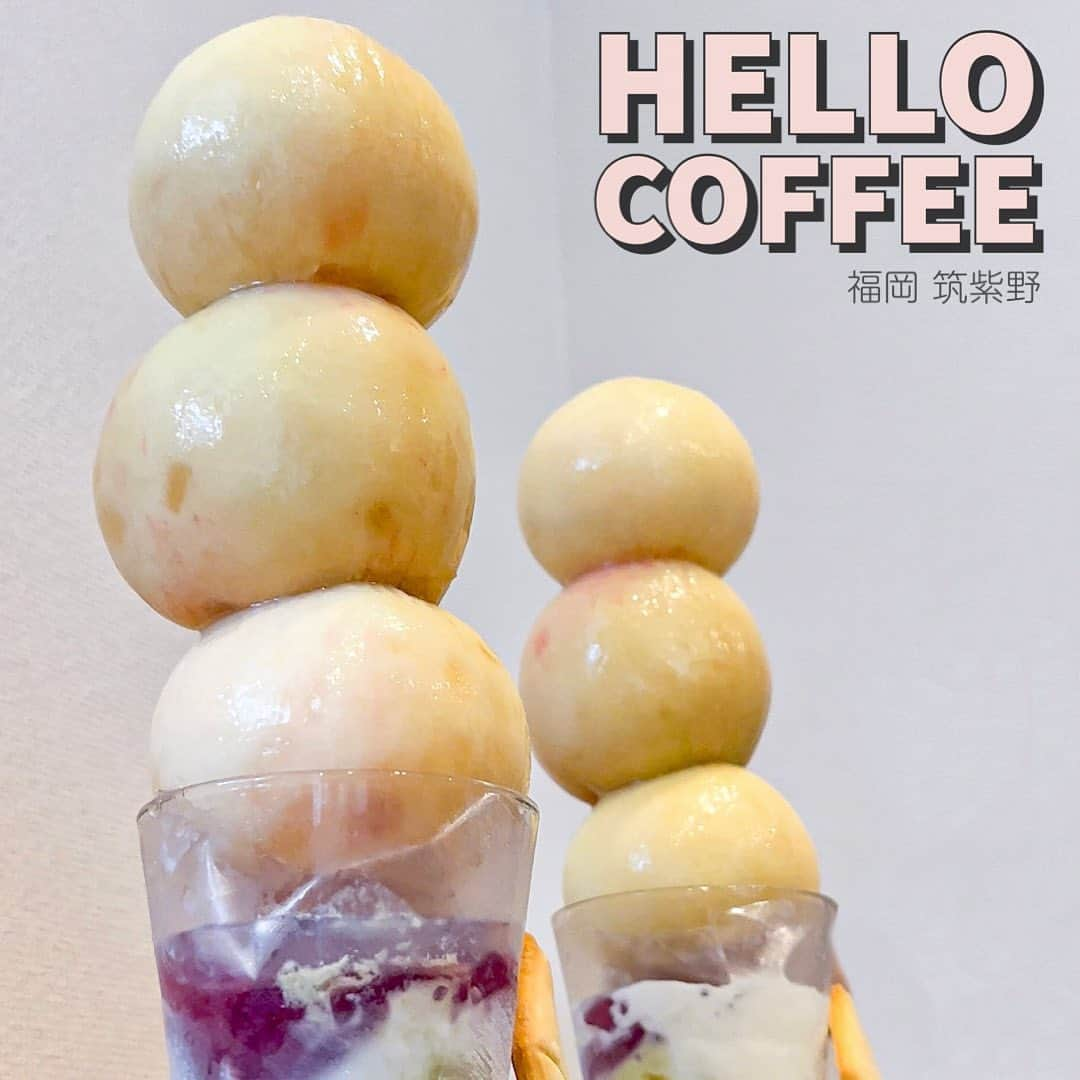 おまる部長 / たっちゃんずパンケーキ部のインスタグラム：「. HELLO COFFEE ハローコーヒー 〒818-0072 福岡県筑紫野市二日市中央５丁目５−１３ @_hellocoffee   今日が人生で一番桃を食べた日になるパフェ 2400円(税込)  要事前予約 / 9月11日まで  こちらのカフェに訪問したのは福岡旅行に行った7月で、太宰府を観光して福岡市内に戻る途中に寄りやすい場所にありました^^食べたのは、桃が３つもドンっドンっドドドンと積み上がったパフェ🍑🍑🍑下のグラス部分はアイスクリームやゼリーが入っています♪  ３人で行っても１つのパフェで１人あたり１つずつ丸ごとの桃を楽しめる。だから、パフェの予約は１つで充分でしょと思っていたのに、もんちゃん @monchantcs がパフェ２つ(つまりは桃６個分)も予約して桃ハラスメントだと他２名から大ブーイング!!笑   6個の桃が並ぶ図は驚愕＆爆笑でしたが、もんちゃんが責任持って桃2.5個食べてくれて、しぶちゃんと私は桃1.75個ずつをあっという間に平らげました♪桃の量は言わずもがなめちゃくちゃ多いんだけど甘さ控えめでパクパク食べれるし、それ以外の部分の量が控えめだったのでバランスよく楽しめました😋  #HELLOCOFFEE #ハローコーヒー #福岡グルメ #桃 #二日市 #二日市カフェ #筑紫野 #筑紫野カフェ#福岡 #福岡カフェ #fukuoka #fukuokacafe」