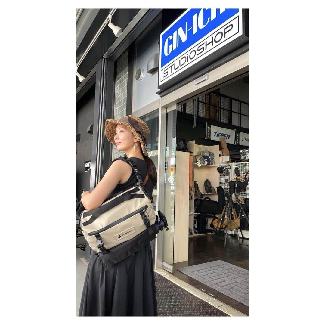 川辺優紀子さんのインスタグラム写真 - (川辺優紀子Instagram)「この夏に買って、現場に持って行く度に「これいいね！！どこの？」と言われるカメラバッグ📸  私がこれにしたのは、ショルダーだけでなくウエストバッグとして使えるから✨ 肩は楽にして、骨盤に頼るのが1番楽💪 何気に三脚まで😳  銀一さん @ginichi_corp で売ってます💁‍♀️  #銀一 #銀一スタジオショップ #カメラバッグ #WANDRD #ワンダード #写真好きな人と繋がりたい  #カメラ好きな人と繋がりたい」9月6日 12時25分 - yukiko_kawabe