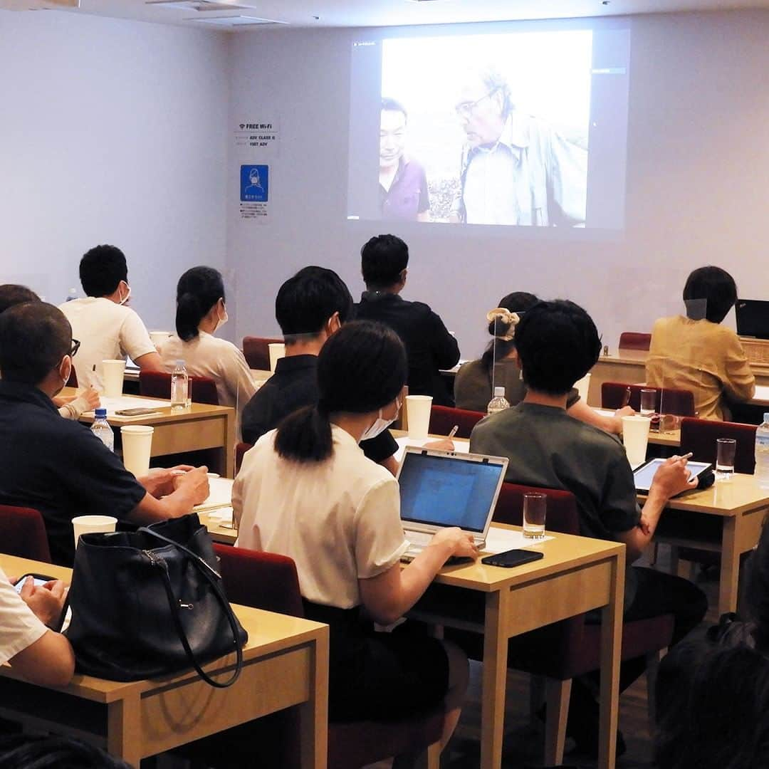 アカデミー・デュ・ヴァン Academie du Vinさんのインスタグラム写真 - (アカデミー・デュ・ヴァン Academie du VinInstagram)「フランスと中継を結んで、久々の生産者セミナー。  世界のワイン界で知らない人はいないビオディナミ農法の第一人者であるニコラ・ジョリー氏とお嬢様のヴィルジニさんに登場していただきました。  ナビゲーターは、名古屋校の牛田晃稔講師。セミナーは、さすがニコラ氏という名言がたくさん。生徒さんも真剣に聞いていらっしゃいました。コロナが明けたら、是非来日してほしいですね。  #ワイン #ワイン好きと繋がりたい #アカデミーデュヴァン #ニコラ・ジョリー #クレ・ド・セラン #フランス #オンラインセミナー # ニコラ・ジョリー氏オンラインセミナー～クレ・ド・セランの魅力を語る」9月6日 12時21分 - academie.du.vin