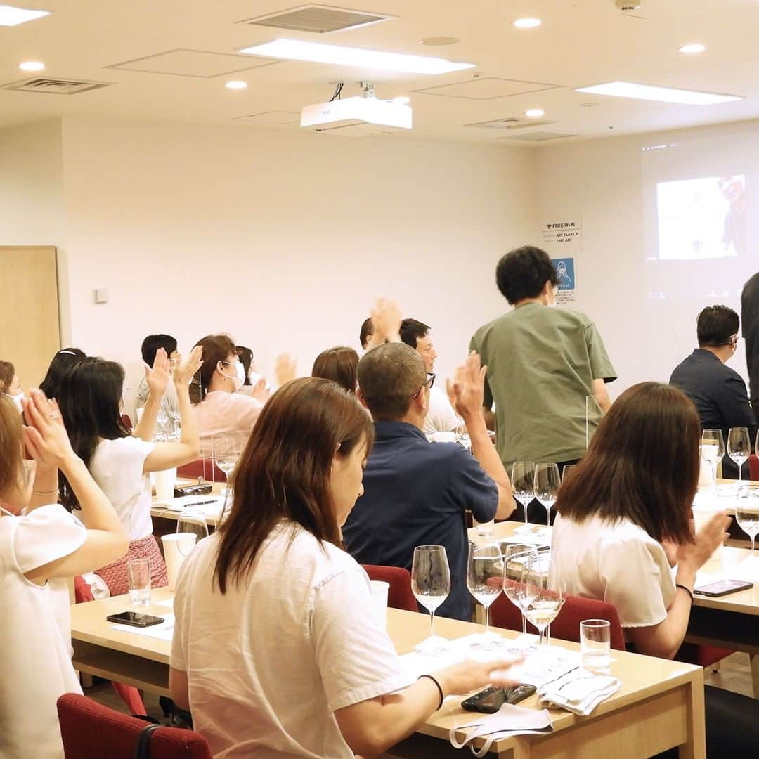 アカデミー・デュ・ヴァン Academie du Vinさんのインスタグラム写真 - (アカデミー・デュ・ヴァン Academie du VinInstagram)「フランスと中継を結んで、久々の生産者セミナー。  世界のワイン界で知らない人はいないビオディナミ農法の第一人者であるニコラ・ジョリー氏とお嬢様のヴィルジニさんに登場していただきました。  ナビゲーターは、名古屋校の牛田晃稔講師。セミナーは、さすがニコラ氏という名言がたくさん。生徒さんも真剣に聞いていらっしゃいました。コロナが明けたら、是非来日してほしいですね。  #ワイン #ワイン好きと繋がりたい #アカデミーデュヴァン #ニコラ・ジョリー #クレ・ド・セラン #フランス #オンラインセミナー # ニコラ・ジョリー氏オンラインセミナー～クレ・ド・セランの魅力を語る」9月6日 12時21分 - academie.du.vin