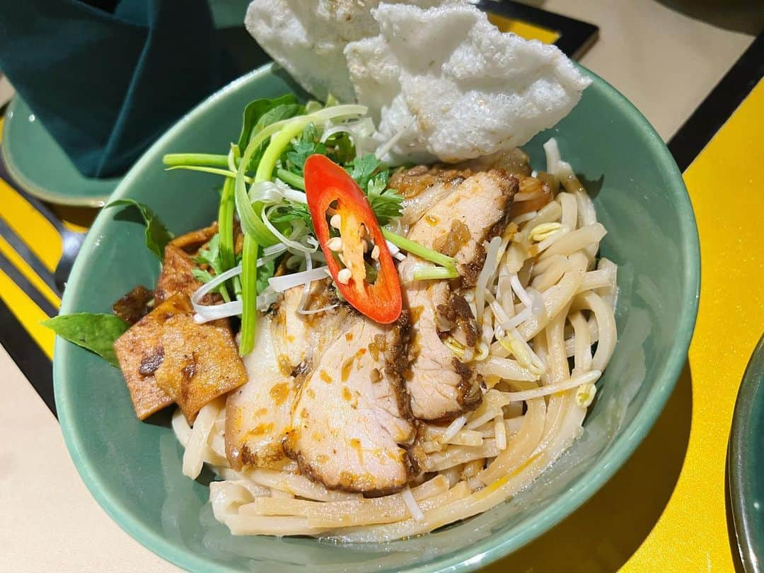 山下まみのインスタグラム：「【 #旅行飯 】 カオラウ→ホイアン三大名物 ！！！汁なし麺。うどんみたいな麺だった。好き。味の濃さとか香草の量とか、しっかりはしてるけど、でも濃くないって感じが良き。ウーバーイーツしたい(ない)  ホワイトローズ→ 米粉の皮に海老のすり身餡を包んで蒸した「蒸し餃子」これもホイアン三大名物らしい。 プルプルしてて美味〜  揚げワンタン→これもホイアン三大名物！想像通りのものが来た！ でも、付けダレ？みたいのが酸味があって揚げ物だけど爽やかにペロリと食べれた〜  コムガーホイアン→ホイアン風チキンライス。バターライスになってて、全体的にお上品な味付け。これも美味しいけど、もっと雑な味のも好きだったりする。  カレーみたいなのも良き。 名前がわからない🙄 お腹いっぱいで細かい味覚えてないんだけど、結構好きな味だった。  全体的に、量多め❤️  #ベトナム #ホイアン #ベトナム料理 #Vietnam  #ベトナム旅行 #morningglory」