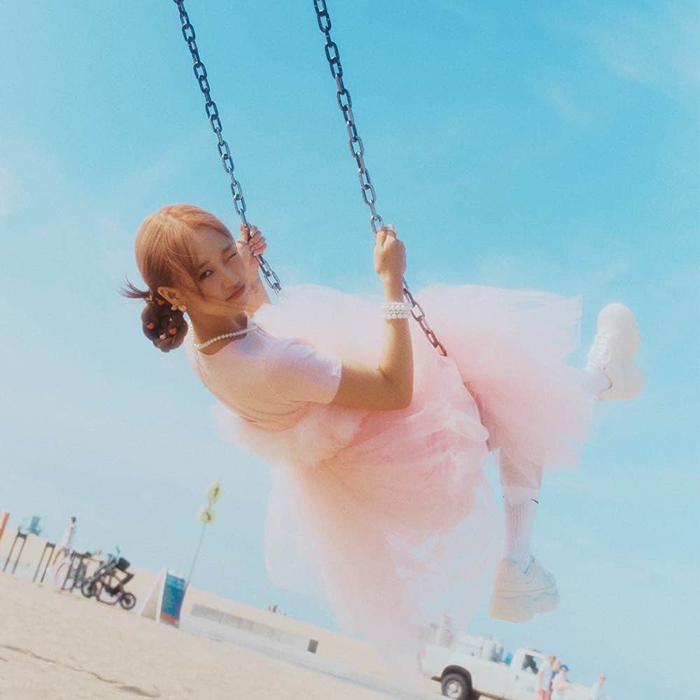 Weki Mekiのインスタグラム：「[#최유정] CHOI YOOJUNG 1st Single Album <Sunflower> Concept Photo ③ - Lovely ver. 🌻  2022. 09. 14 6PM (KST) RELEASE  #CHOIYOOJUNG #Sunflower #선플라워 #Sunflower_PEL #WekiMeki #위키미키」