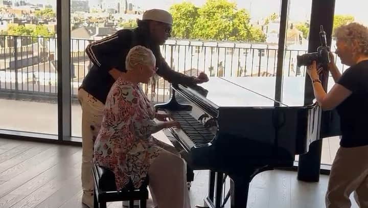 Emeli Sandéのインスタグラム：「Stripping it down... 🎹🎹 Get the song at the link in my bio!」