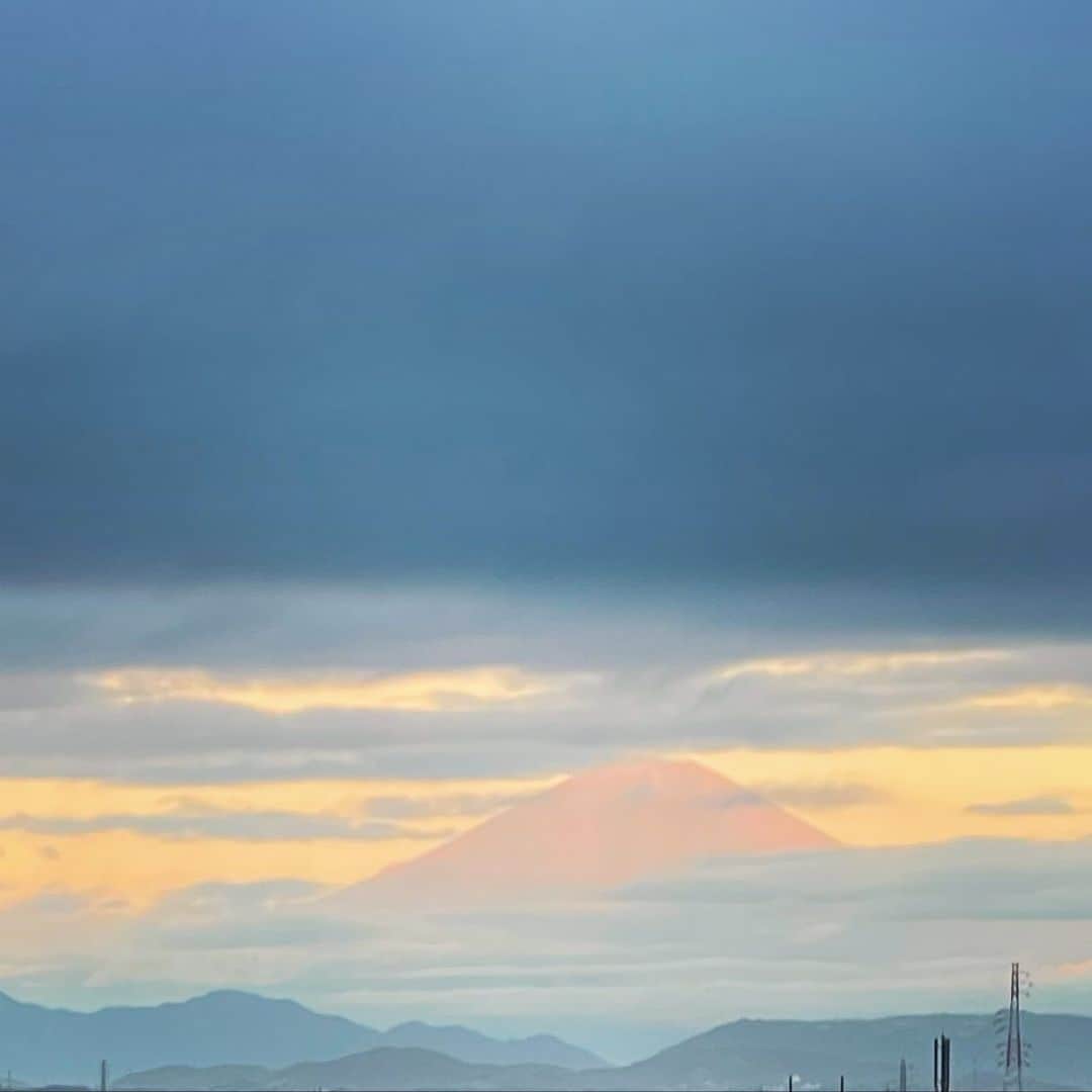 鈴木六夏さんのインスタグラム写真 - (鈴木六夏Instagram)「今朝、仕事に向かう途中 富士山が真っ赤！赤富士さまが見えました✨  娘が近頃寝る前に 「明日もよい１日をー♡」って言います☺️  ちぃちゃい子には名言多し。 皆さま明日も良い１日を！」9月6日 23時48分 - rikuka.62