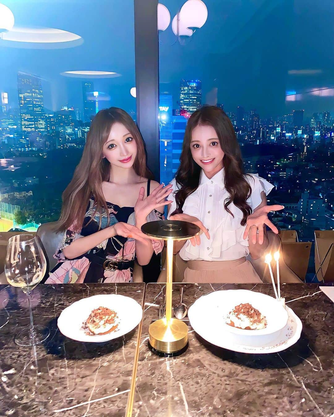 真優川咲のインスタグラム：「#🌃#🍽#🍾#🎂#🗼#🥂 ✨ あたしの#大好きなお店 💙🦋✨   【 @aoyamagrand 】の20Fにある #andrearossi (#アンドレアロッシ)💙にて りりたんの#birthday お祝いしました📸✨  とにかく落ち着くお店の雰囲気💯 #ロケーション も最高で 何よりお料理が 全部#美味しすぎ て最っ高"の一言🥰👏✨  ..もうお互いのお誕生日をお祝いし合う ようになって何年がたつのかなぁ。。🤔  って、相変わらずな所も沢山あるけど🤭 年々会話の内容が変わっていくことに 年を重ねる楽しみを実感できる 素敵な時間になりました😊🥳🎵✨  これからも幸せ向かって邁進しましょ😚💕 りりたん🎀改めておめでとう〜🎉🎈✨ #happybirthday #myfriend  #女子会#デート#青山グルメ #青山ディナー#咲グルメ💋」