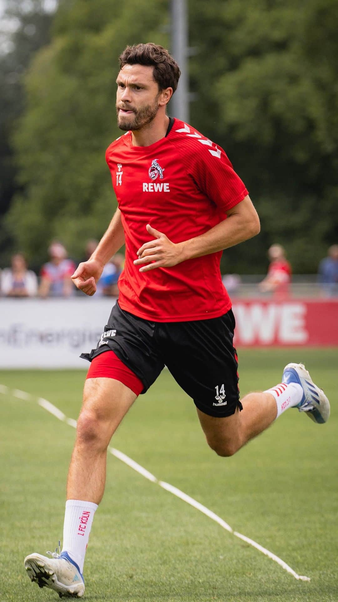 のインスタグラム：「👋1️⃣ „Ich werde alles dafür tun, um den Klassenerhalt zu vermeiden“ - Ist das tatsächlich ein wahres Zitat von Dirk Lottner? 😅  Geschichten gibt’s viele über den #effzeh, aber welche sind wirklich wahr und welche frei erfunden? Viel Spaß mit der ersten Folge Bockfaktor mit Jonas und @jan.thielmann. Link in Bio 👉 @fckoeln.」
