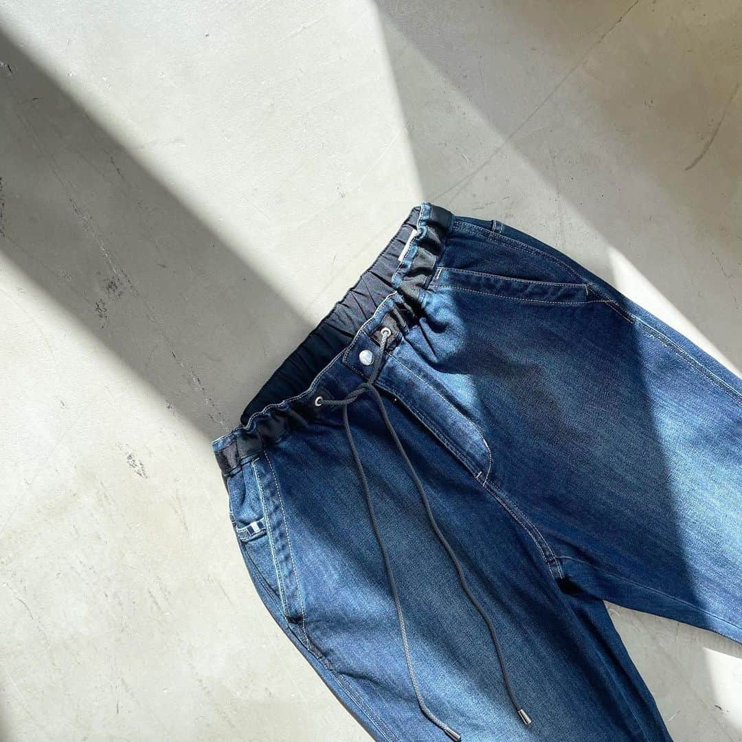 Moname Official Instagramのインスタグラム：「. ロングセラーのイージーデニムパンツ  ノンストレスな履き心地でありながら 脚のラインが美しく見える細身のシルエット🌿 . DENIM EASY SLIM No.41121101 Col.BLU ¥17,600 . #moname #22aw #デニム #コーデ#モナーム #instagramfashion #denim #moname_code #jeans #デニム#ストレッチデニム #イージーデニムパンツ」